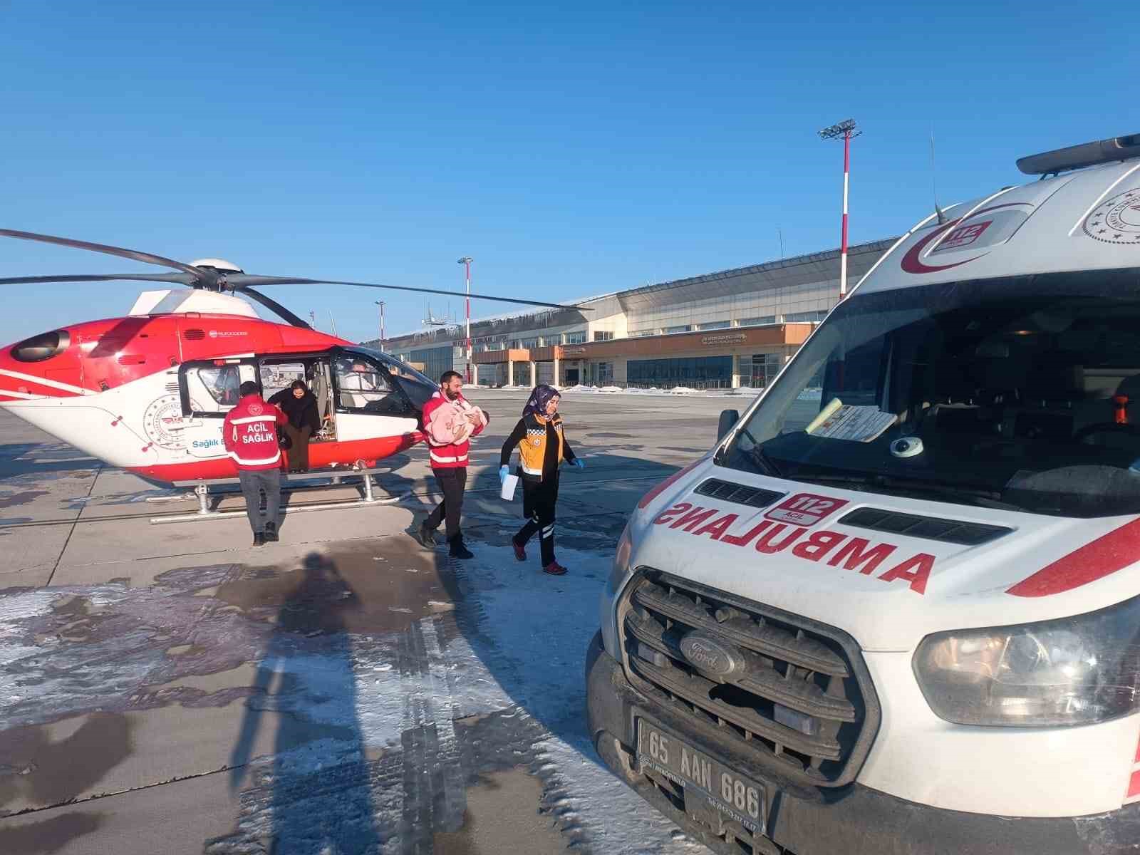 Şemdinli’de sıcak su yanığı olan bebek helikopter ambulansla Van’a sevk edildi
