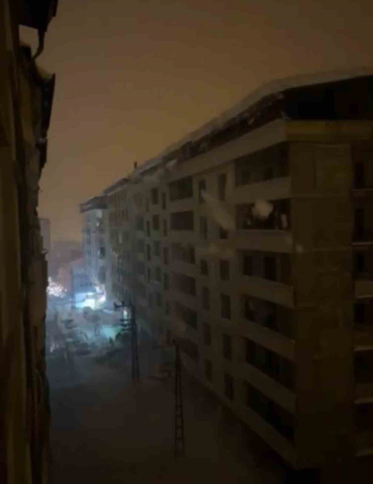 Şemdinli’de tonlarca ağırlıktaki kar kütlesi elektrik direklerini devirdi
