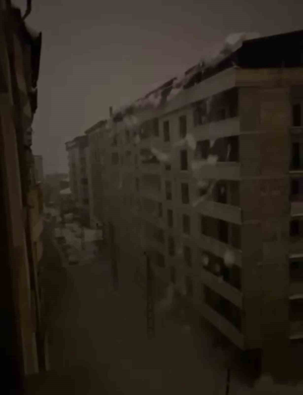 Şemdinli’de tonlarca ağırlıktaki kar kütlesi elektrik direklerini devirdi
