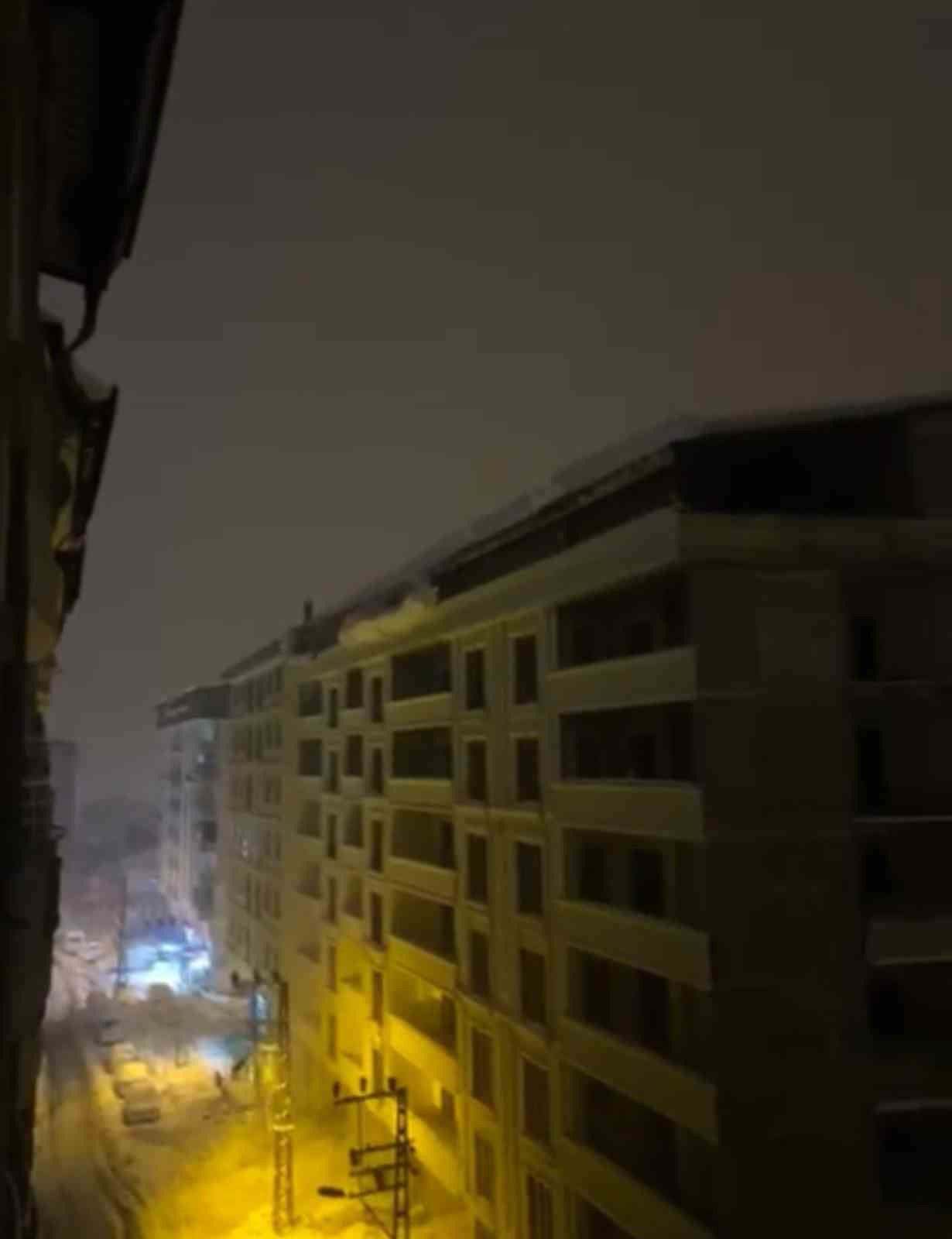 Şemdinli’de tonlarca ağırlıktaki kar kütlesi elektrik direklerini devirdi
