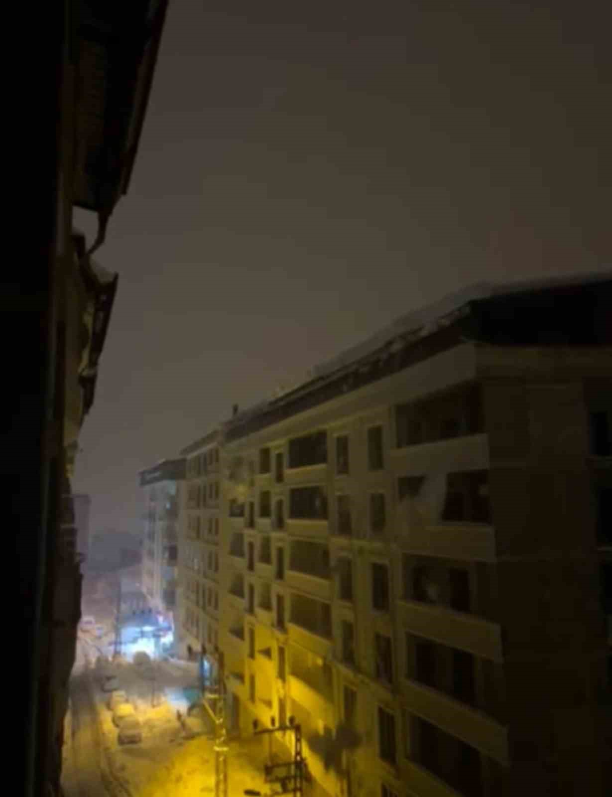 Şemdinli’de tonlarca ağırlıktaki kar kütlesi elektrik direklerini devirdi
