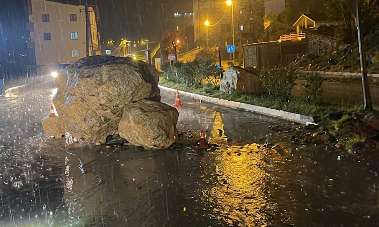 Şemdinli’de yola dev kaya parçaları düştü
