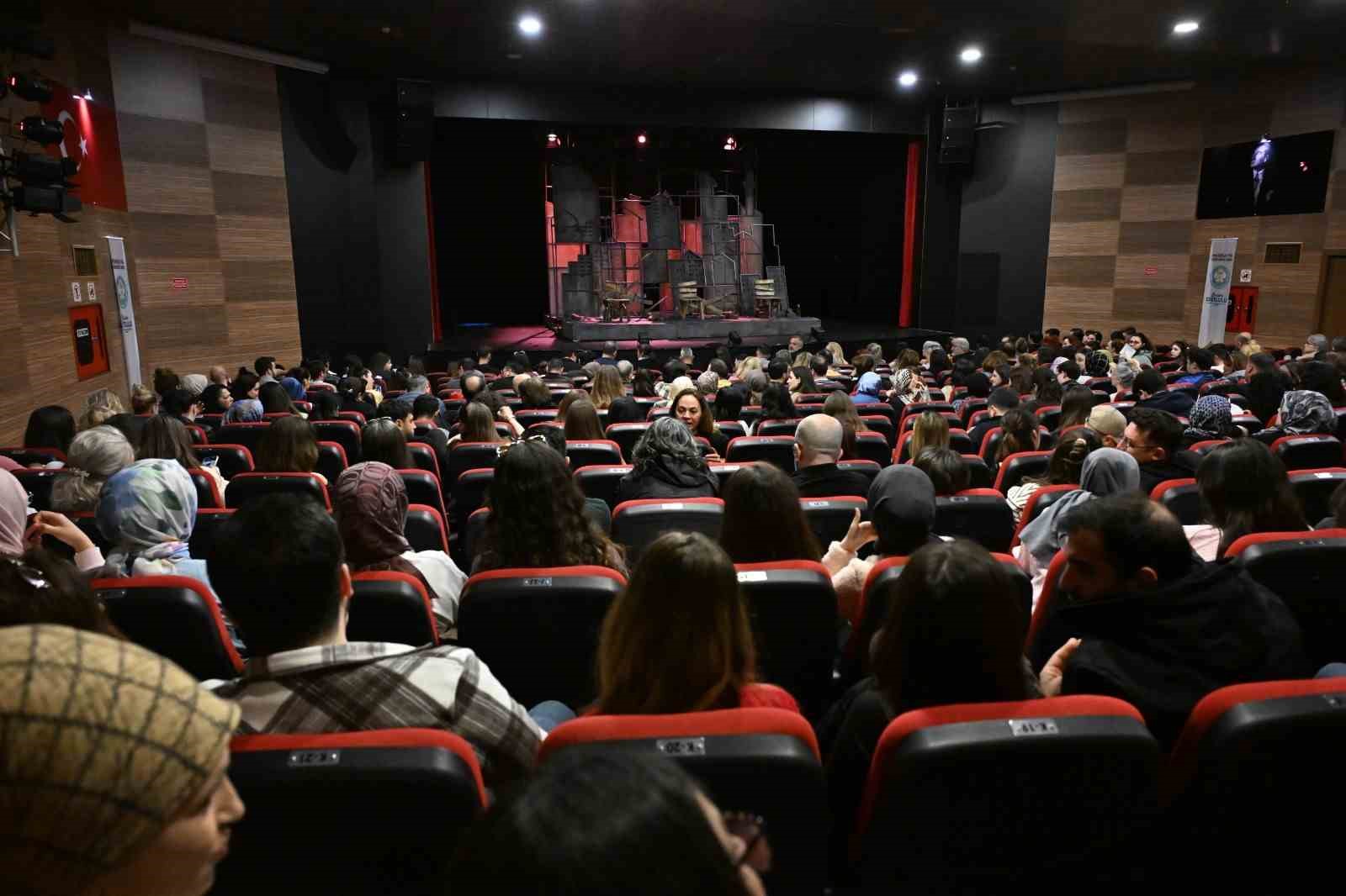 ’Sen İstanbul’dan güzelsin’ oyunu Manisalıları büyüledi
