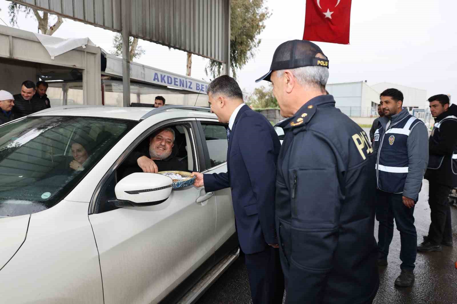 Şener, bayramda görev başındakileri ve şehit ailelerini unutmadı
