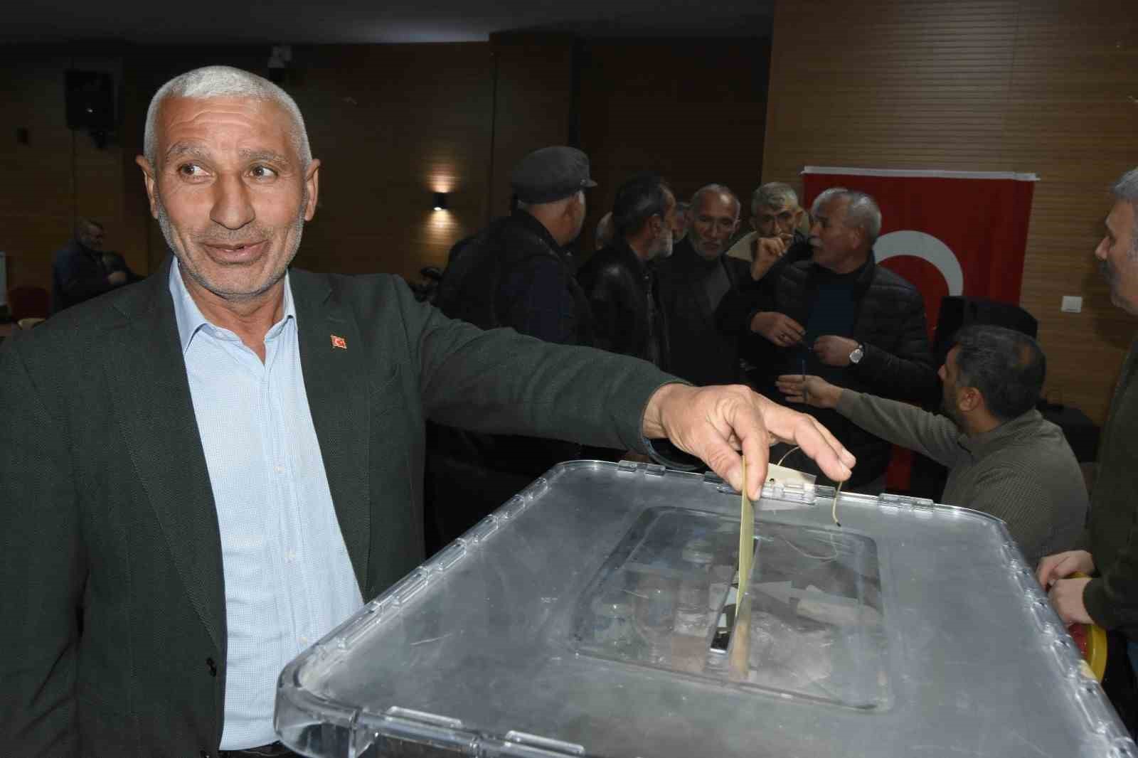 Şenkaya’da Esnaf Odası’na kadın eli
