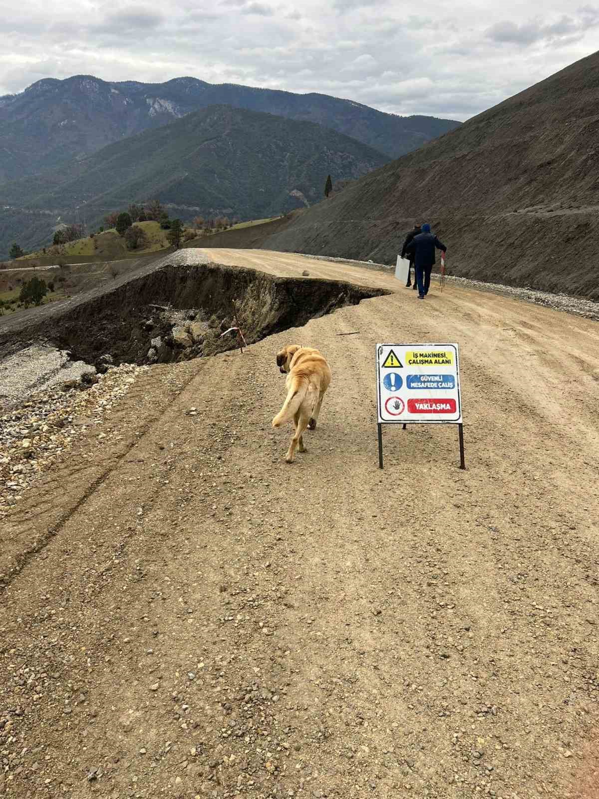 Şenler Köyü yolu heyelan nedeniyle ulaşıma kapandı
