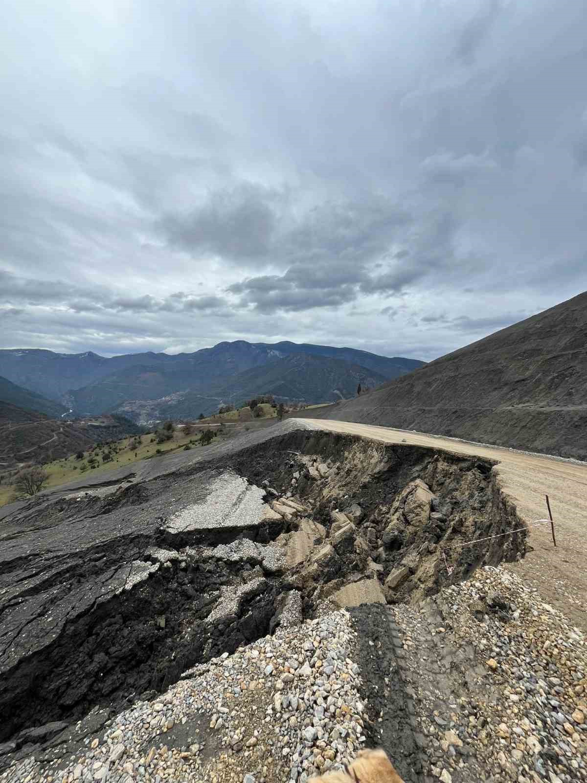 Şenler Köyü yolu heyelan nedeniyle ulaşıma kapandı
