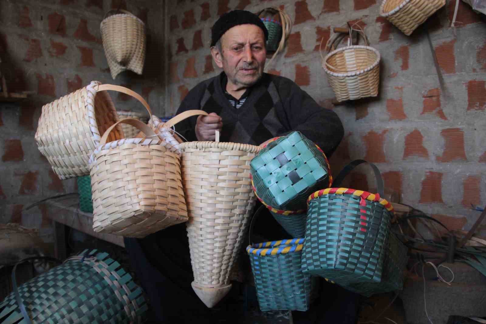 Sepet örerek geçen bir ömür: 88 yaşındaki Haki dede, 10 yaşından bu yana sepet örüyor
Sepet örerek geçen bir ömür: 88 yaşındaki Haki dede, 10 yaşından bu yana sepet örüyor