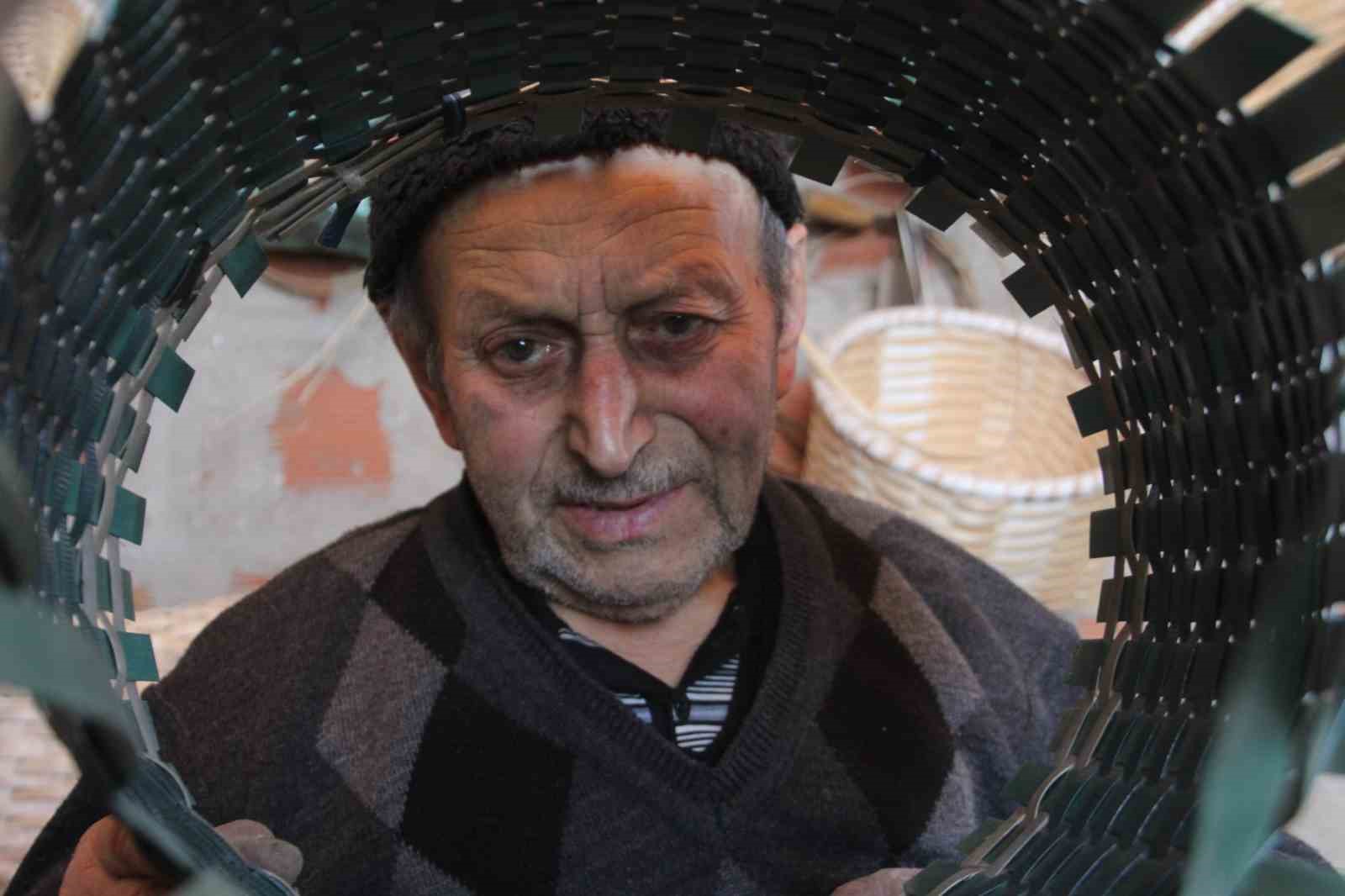 Sepet örerek geçen bir ömür: 88 yaşındaki Haki dede, 10 yaşından bu yana sepet örüyor
Sepet örerek geçen bir ömür: 88 yaşındaki Haki dede, 10 yaşından bu yana sepet örüyor