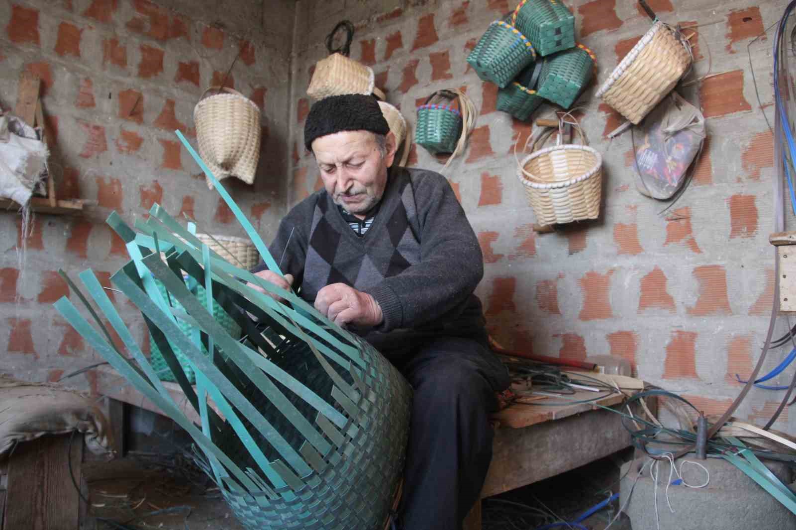 Sepet örerek geçen bir ömür: 88 yaşındaki Haki dede, 10 yaşından bu yana sepet örüyor
Sepet örerek geçen bir ömür: 88 yaşındaki Haki dede, 10 yaşından bu yana sepet örüyor