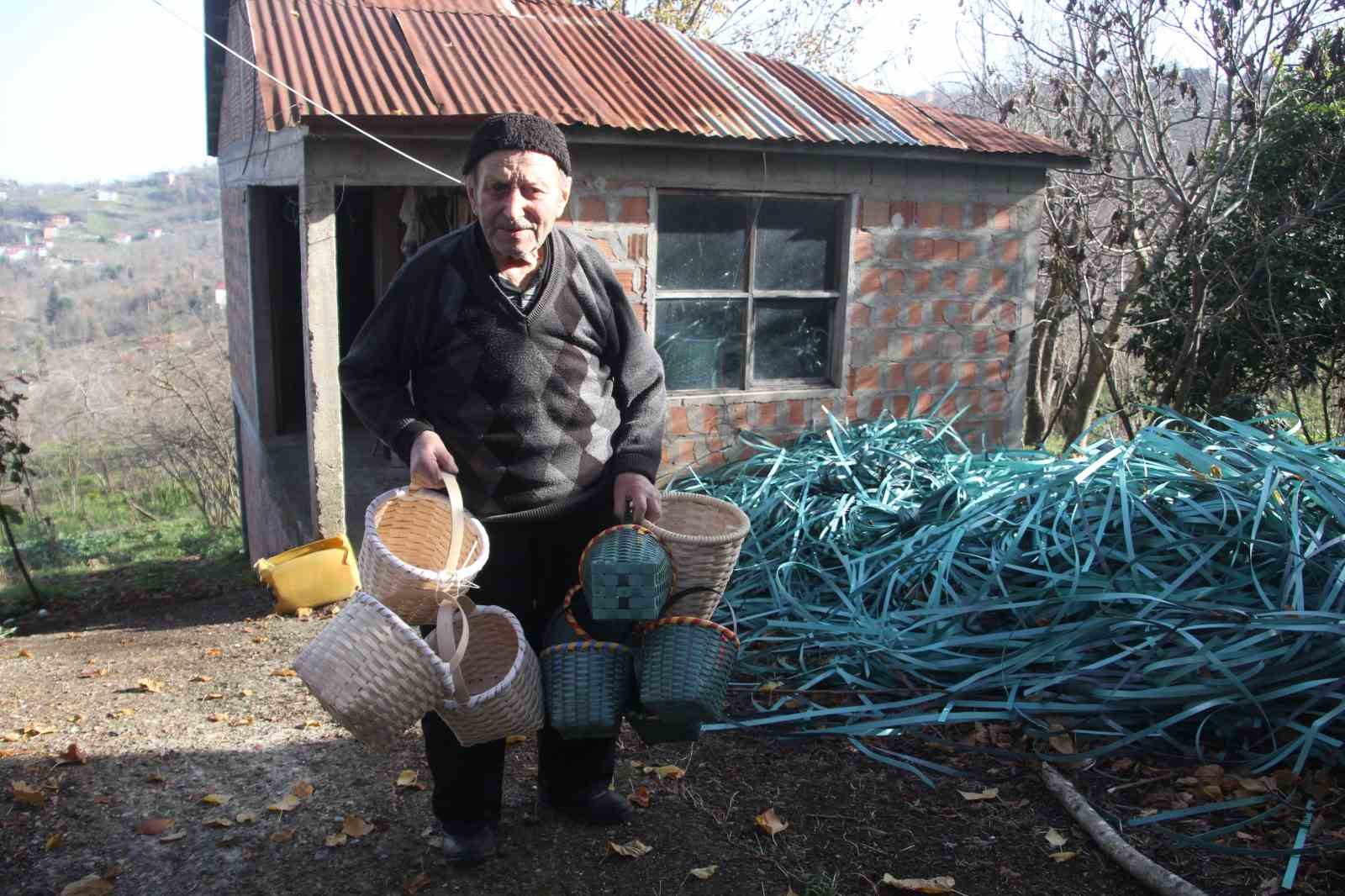Sepet örerek geçen bir ömür: 88 yaşındaki Haki dede, 10 yaşından bu yana sepet örüyor
Sepet örerek geçen bir ömür: 88 yaşındaki Haki dede, 10 yaşından bu yana sepet örüyor