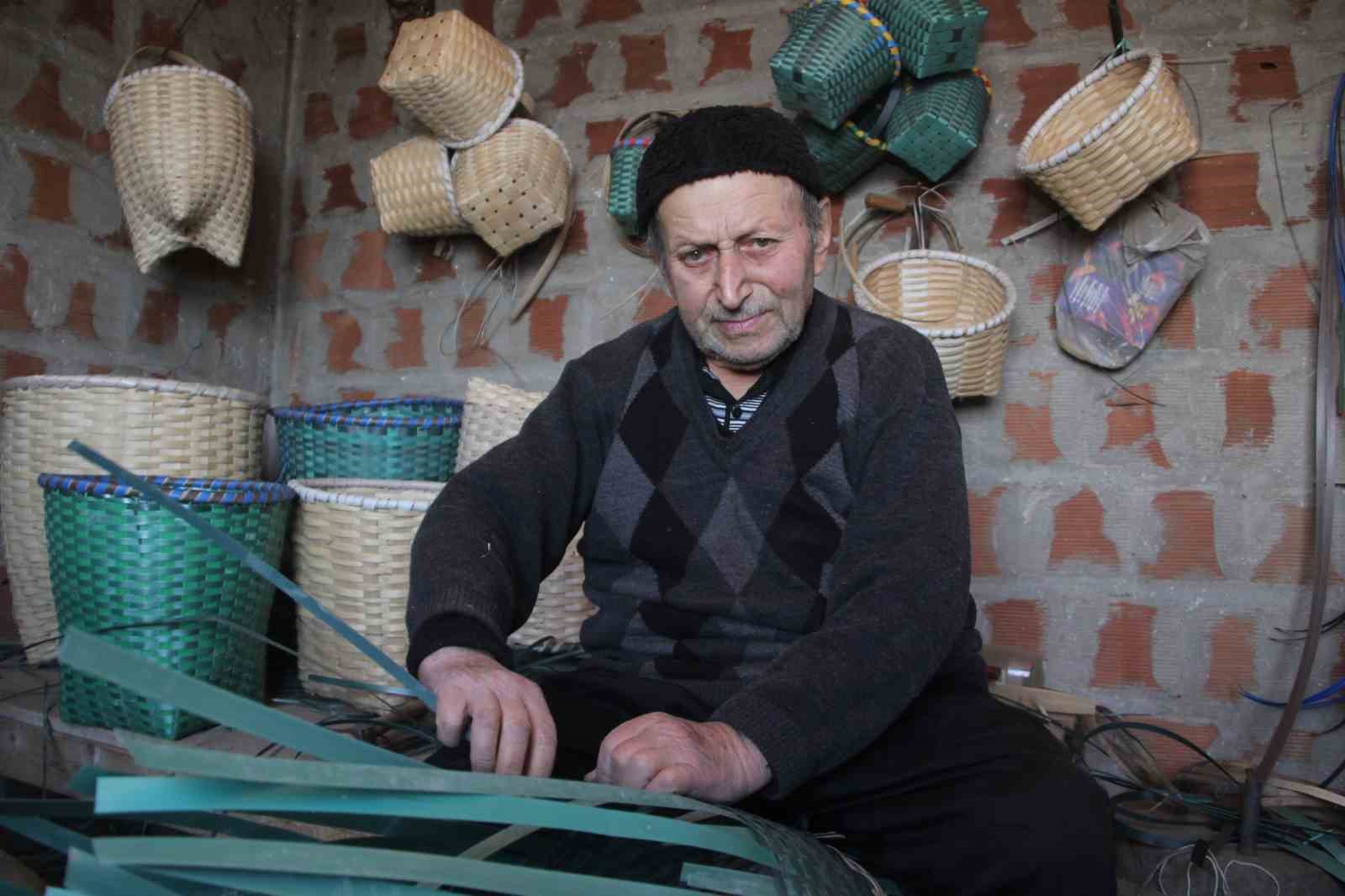Sepet örerek geçen bir ömür: 88 yaşındaki Haki dede, 10 yaşından bu yana sepet örüyor
Sepet örerek geçen bir ömür: 88 yaşındaki Haki dede, 10 yaşından bu yana sepet örüyor