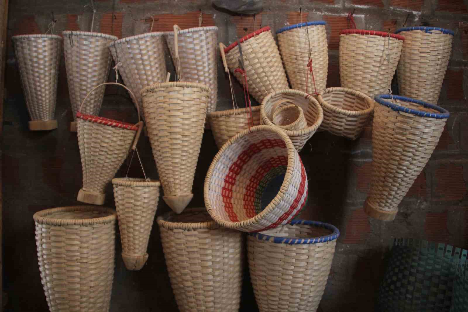 Sepet örerek geçen bir ömür: 88 yaşındaki Haki dede, 10 yaşından bu yana sepet örüyor
Sepet örerek geçen bir ömür: 88 yaşındaki Haki dede, 10 yaşından bu yana sepet örüyor