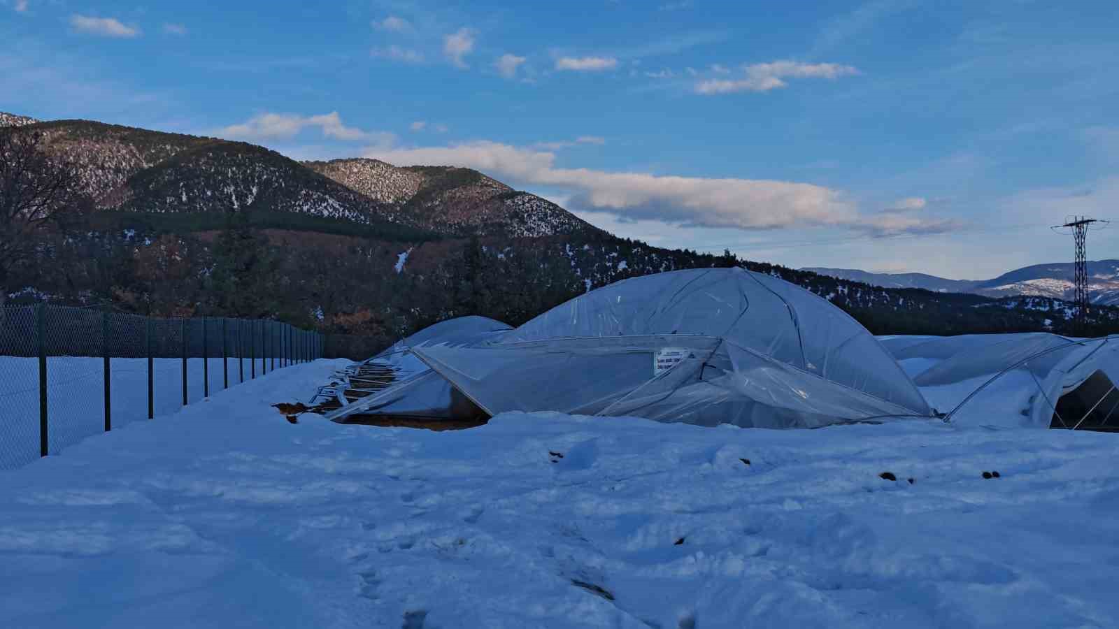 Seraların çökme anı kamerada: Kar altında kaldı, komşularının yardımıyla kurtarıldı
