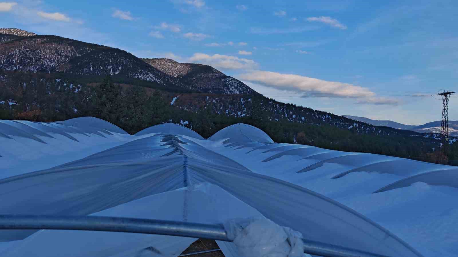 Seraların çökme anı kamerada: Kar altında kaldı, komşularının yardımıyla kurtarıldı
