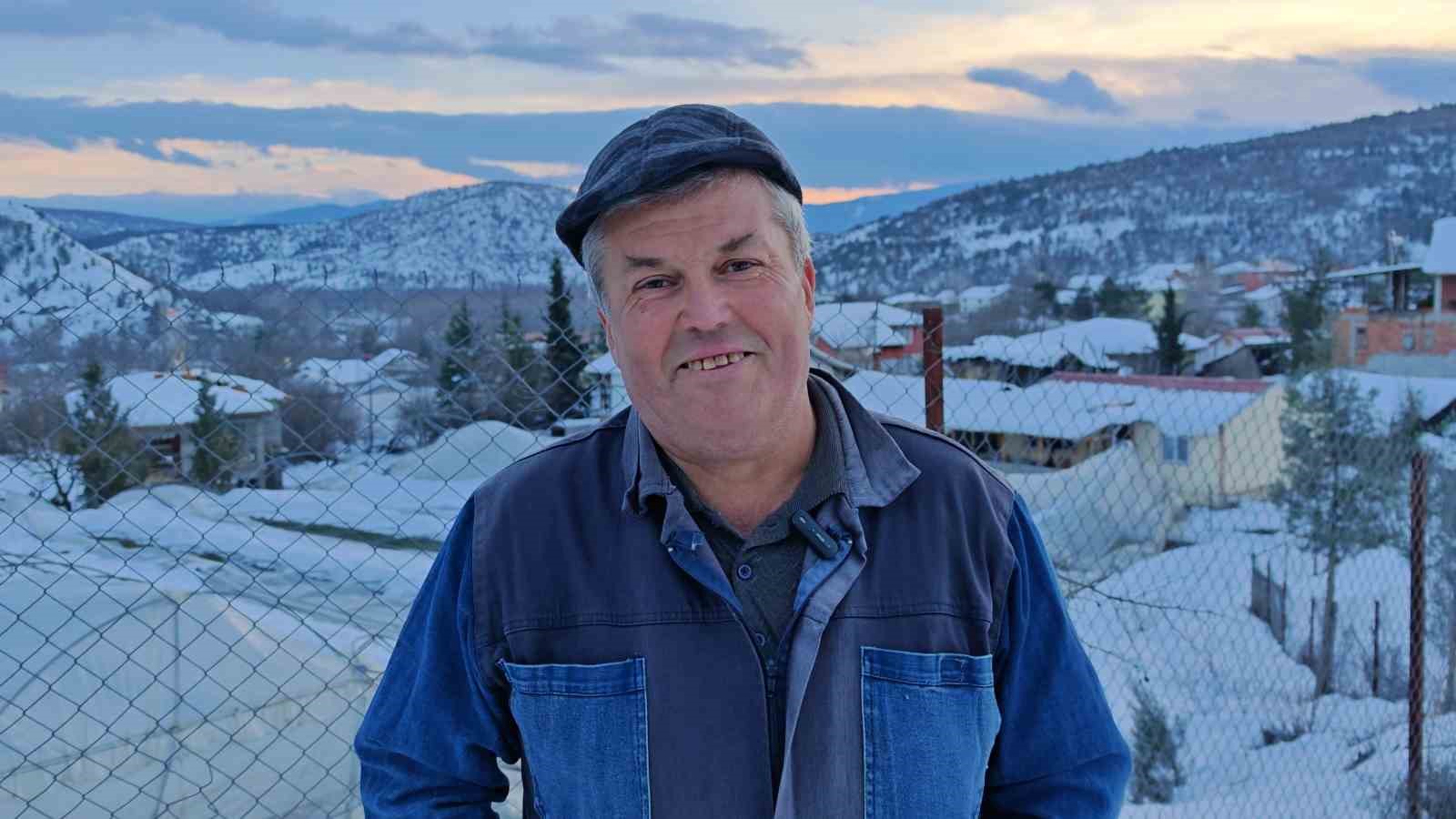 Seraların çökme anı kamerada: Kar altında kaldı, komşularının yardımıyla kurtarıldı
