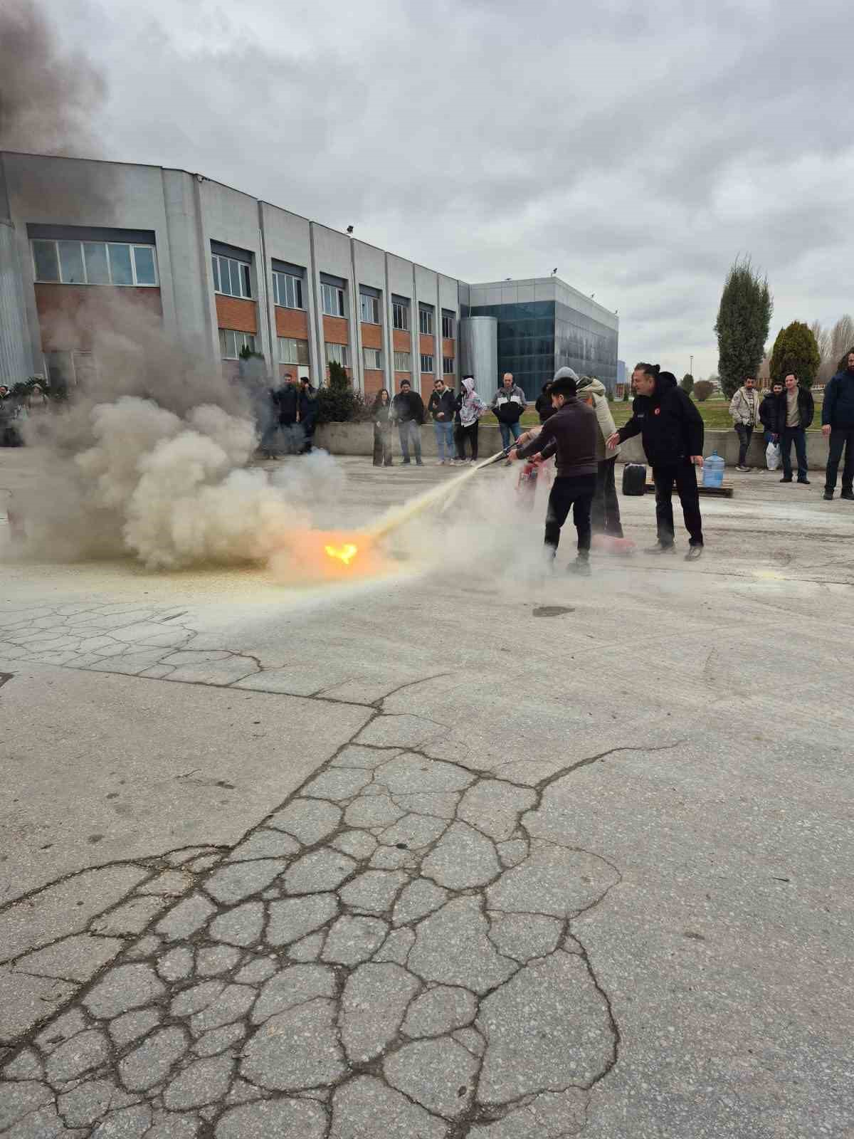 Seramik fabrikasında yangın ve tahliye tatbikatı yapıldı
