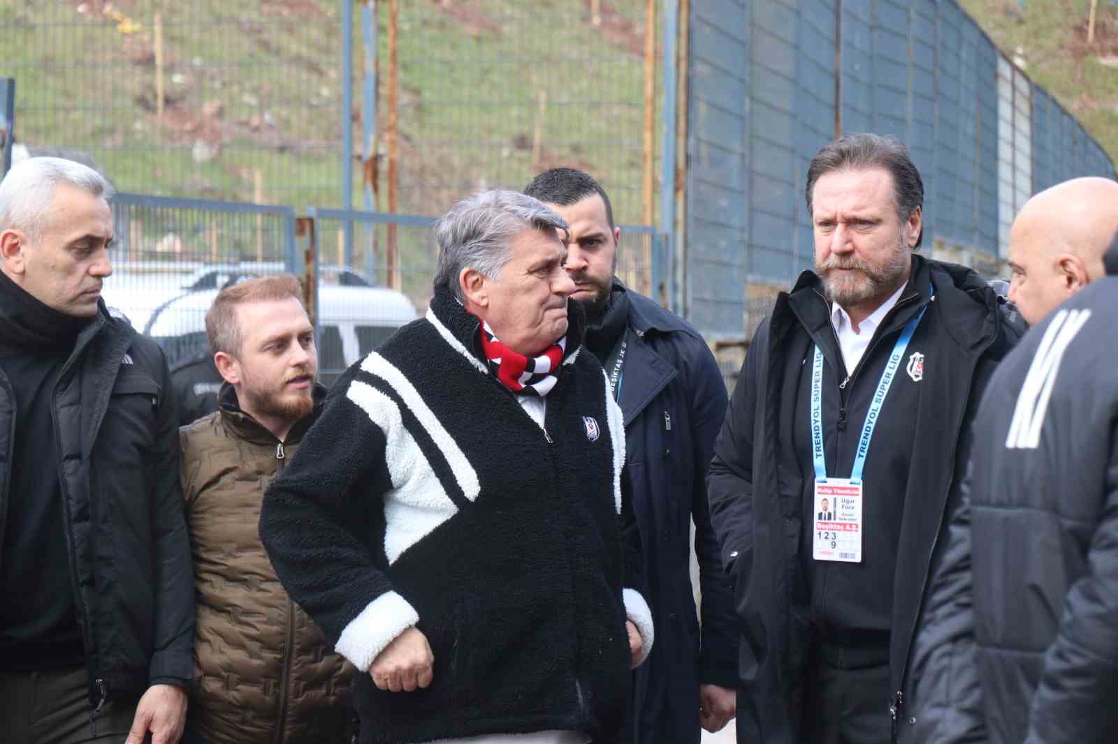 Serdar Adalı taraftarla birlikte maça geldi
