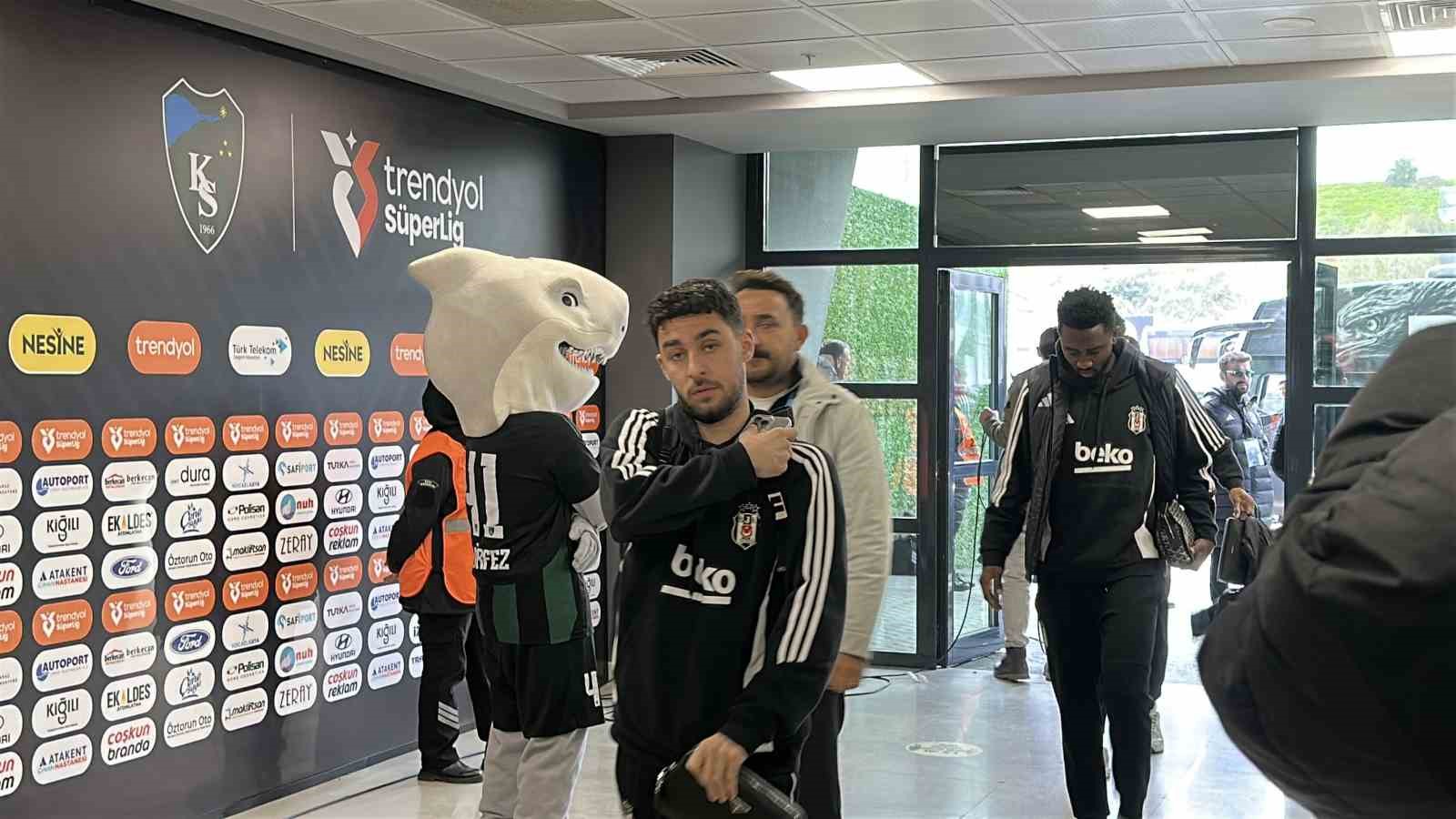 Serdar Adalı taraftarla birlikte maça geldi
