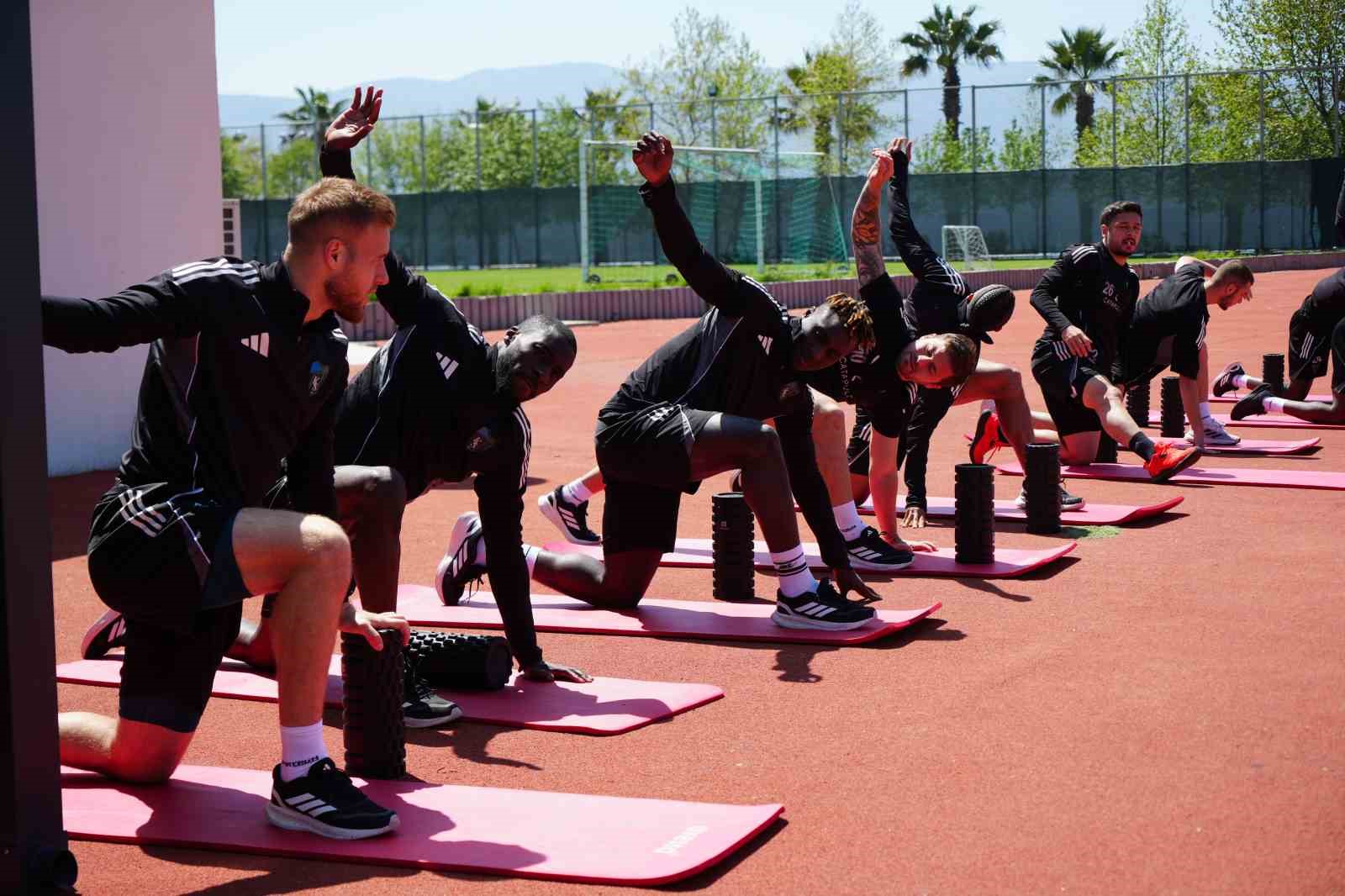 Serdar Dursun: "Yurt içinden ve yurt dışından bazı kulüpler benimle iletişime geçiyor"
