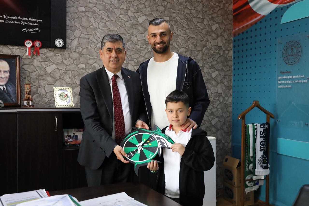 Serdar Dursun’dan minik taraftara jest
