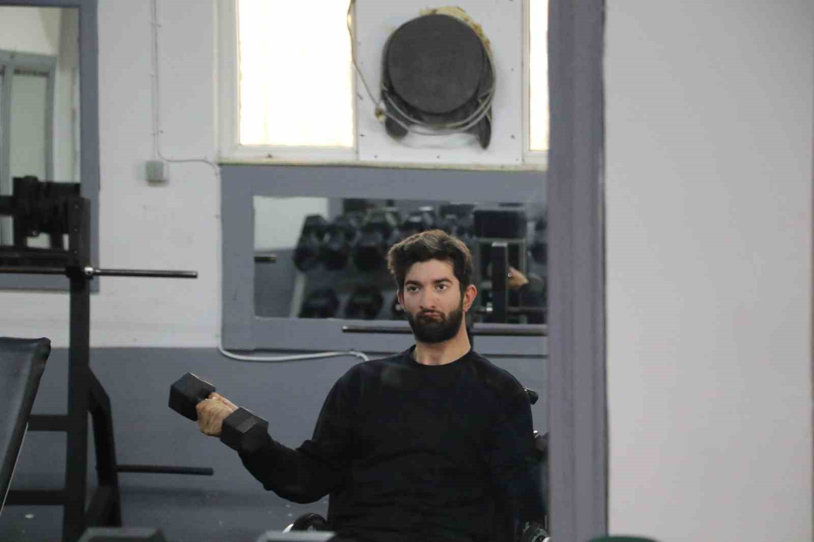 Serebral palsi hastası genç sporla hayata tutundu
