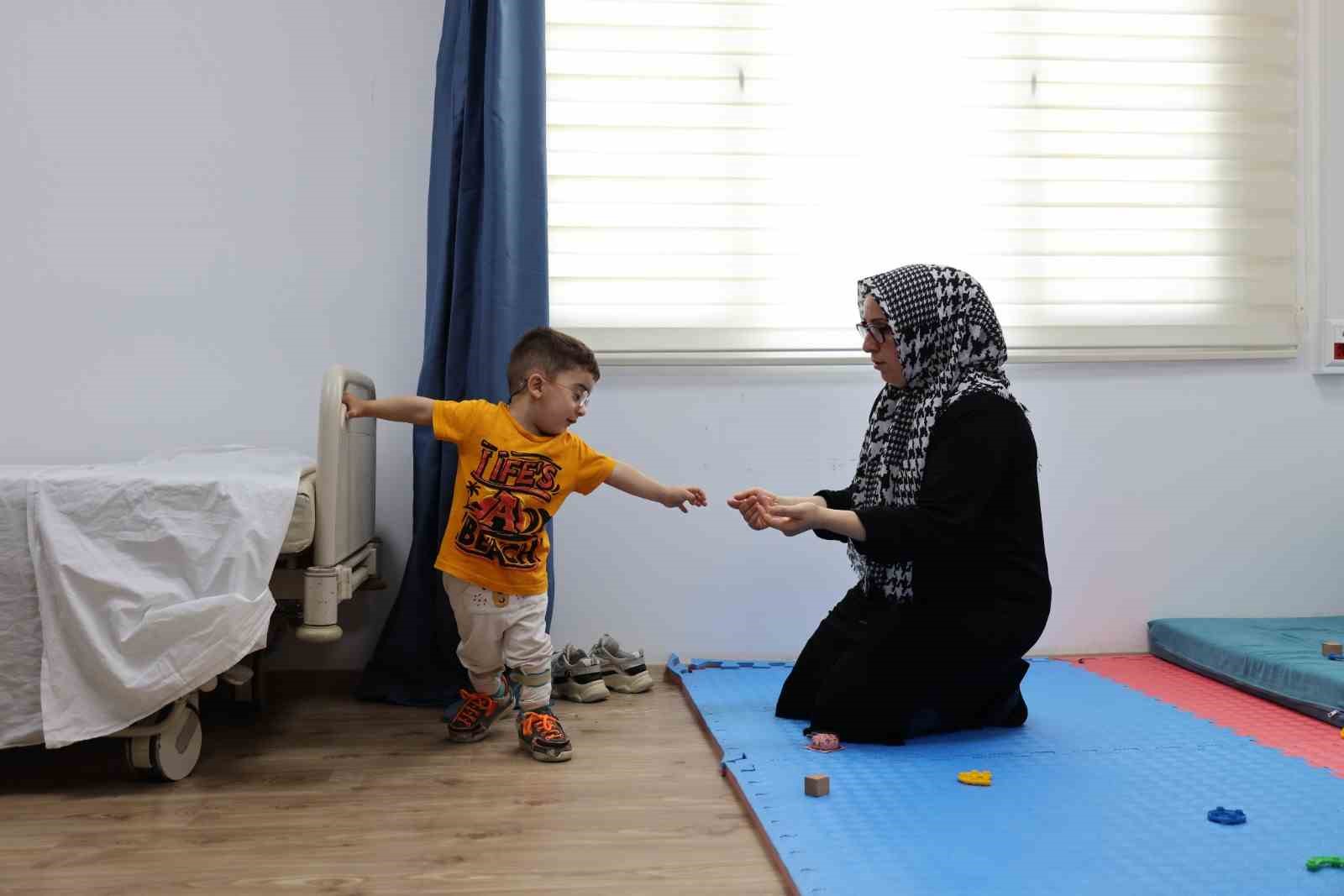Serebral palsili Eren’in ailesine umut olan ilk adımları yüzleri güldürdü

