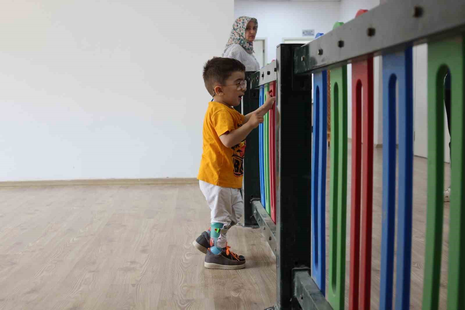 Serebral palsili Eren’in ailesine umut olan ilk adımları yüzleri güldürdü
