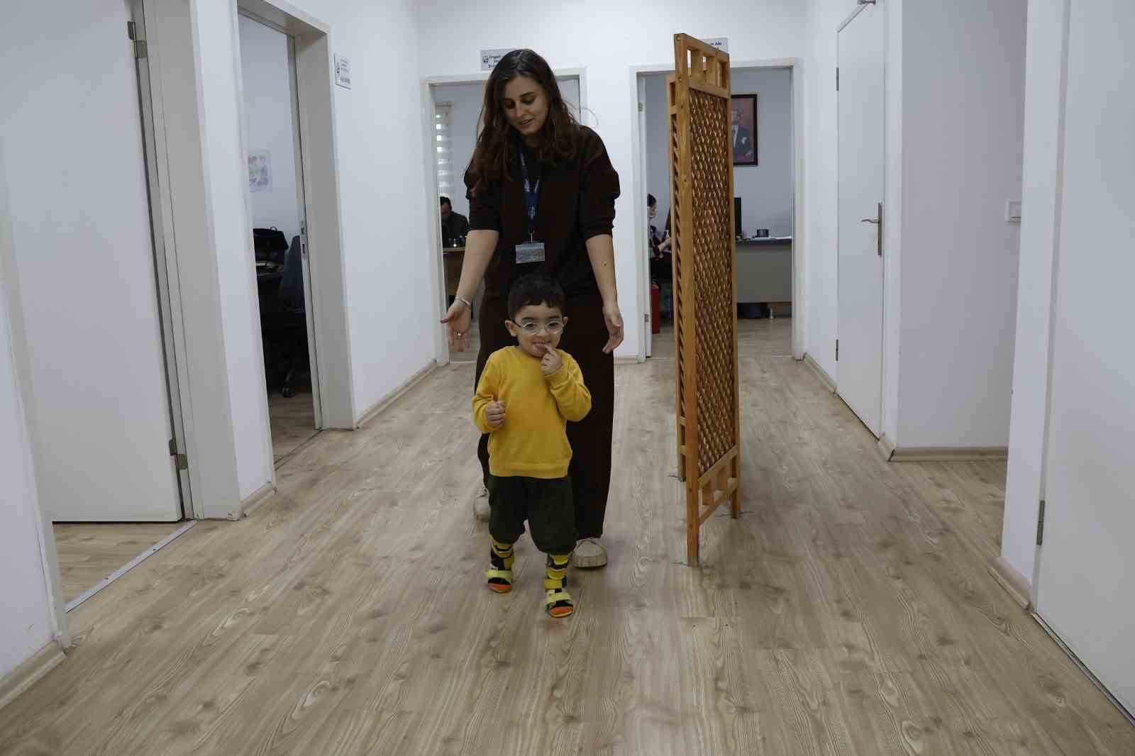 Serebral palsili Eren’in ailesine umut olan ilk adımları yüzleri güldürdü
