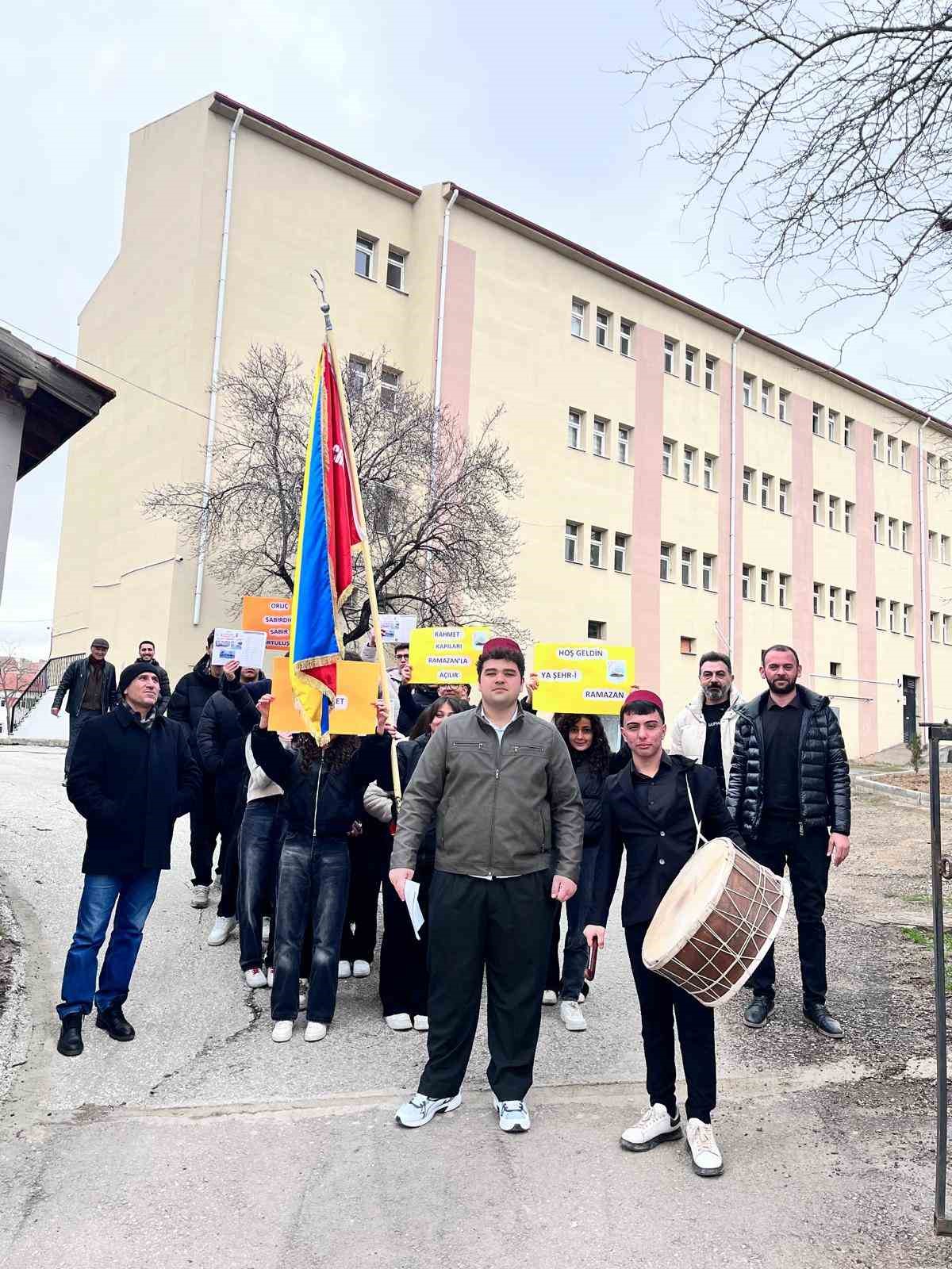 Şereflikoçhisar’da Ramazan coşkusu: Öğrencilerden Ramazan manileri söyledi
Şereflikoçhisar’da Ramazan coşkusu: Öğrencilerden Ramazan manileri söyledi