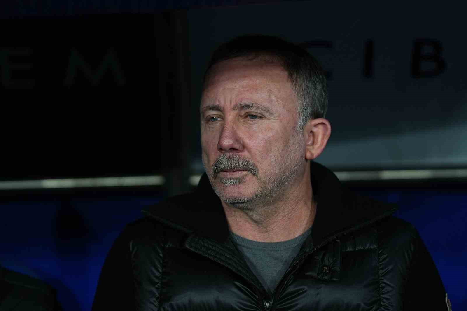 Sergen Yalçın’dan kadroda 4 değişiklik
Sergen Yalçın’dan kadroda 4 değişiklik