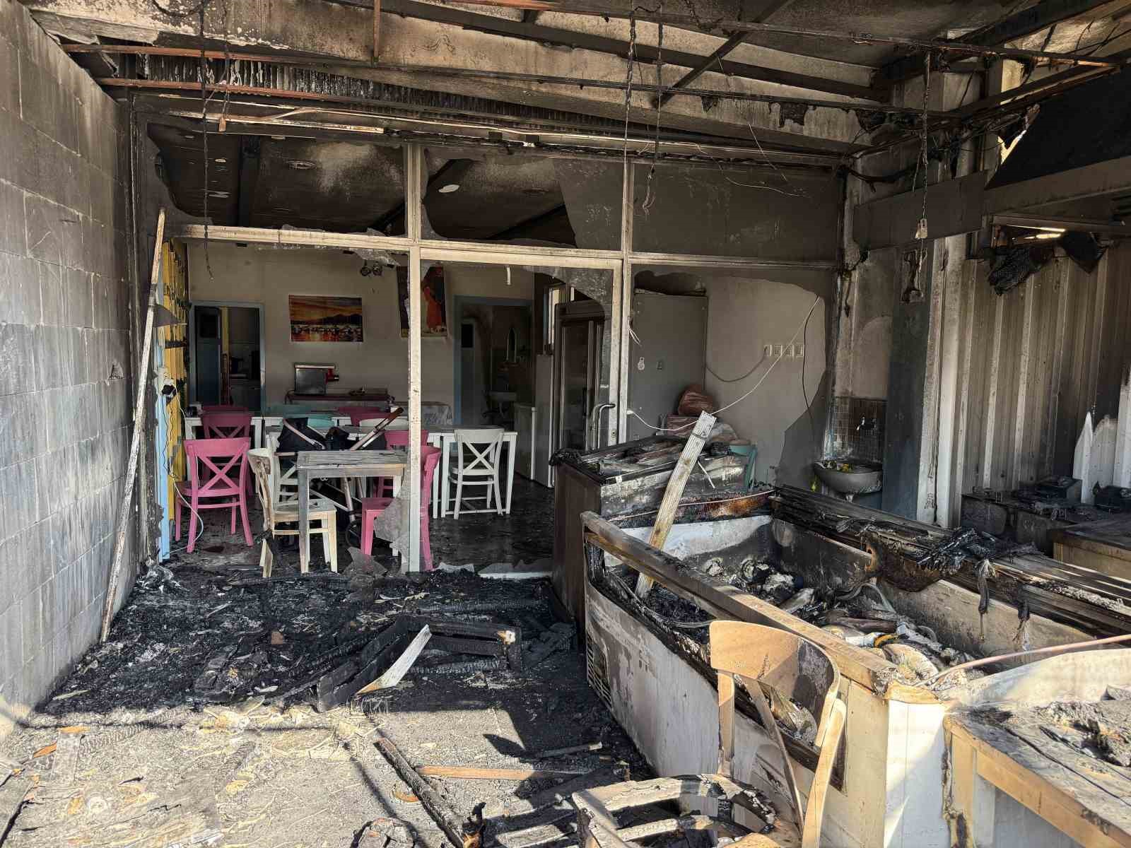 Serik’te balıkçı dükkanı çıkan yangında kullanılamaz hale geldi
