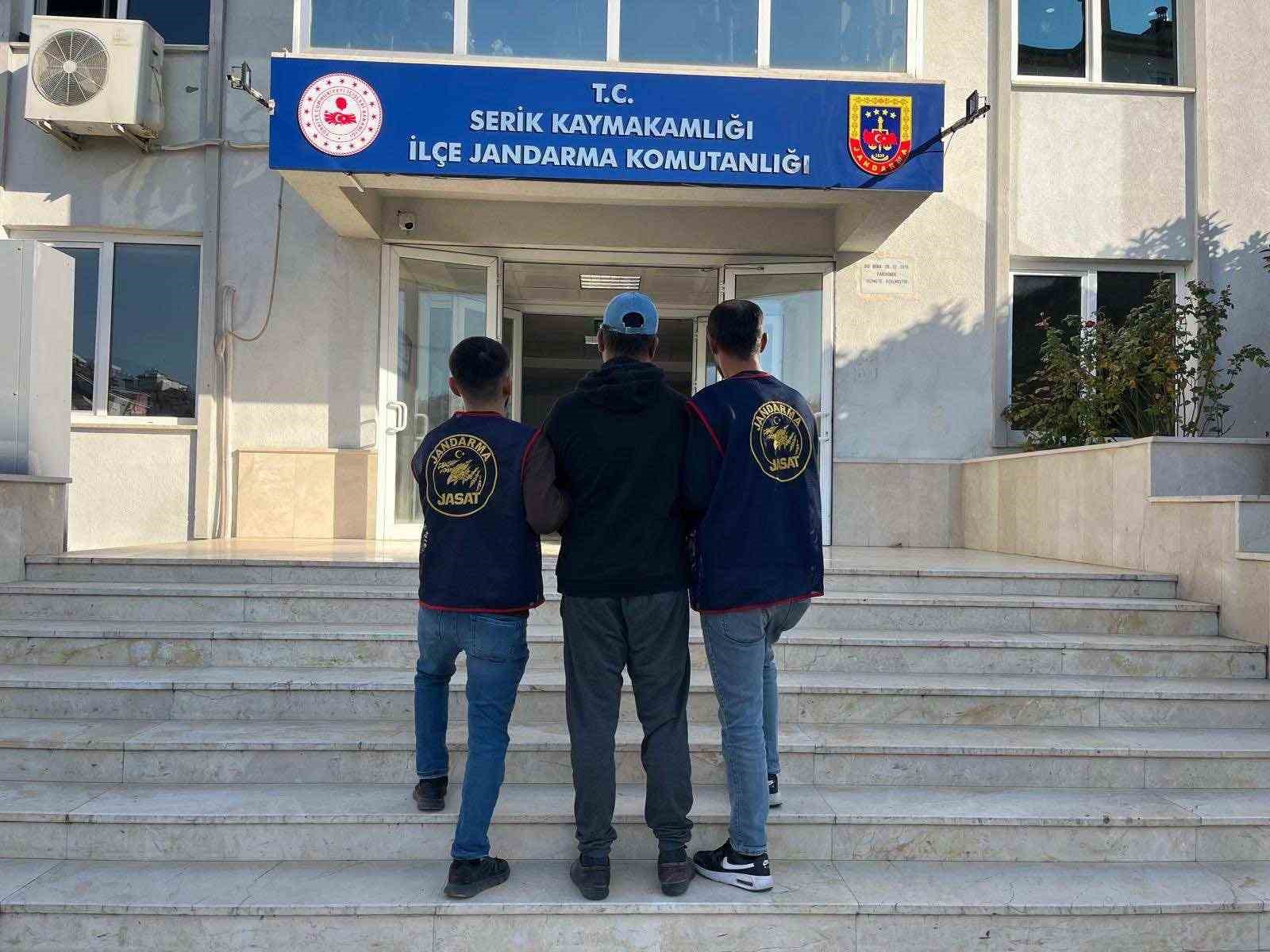 Serik’te çeşitli suçlardan aranan 5 kişi yakaladı
