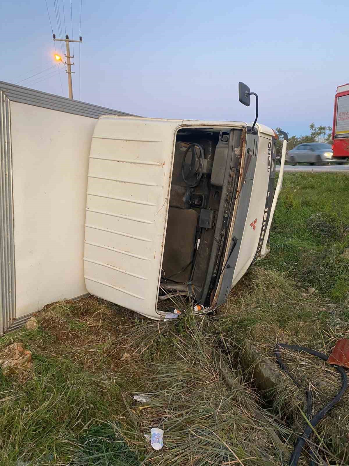 Serik’te devrilen kamyonetin sürücüsü ağır yaralandı
