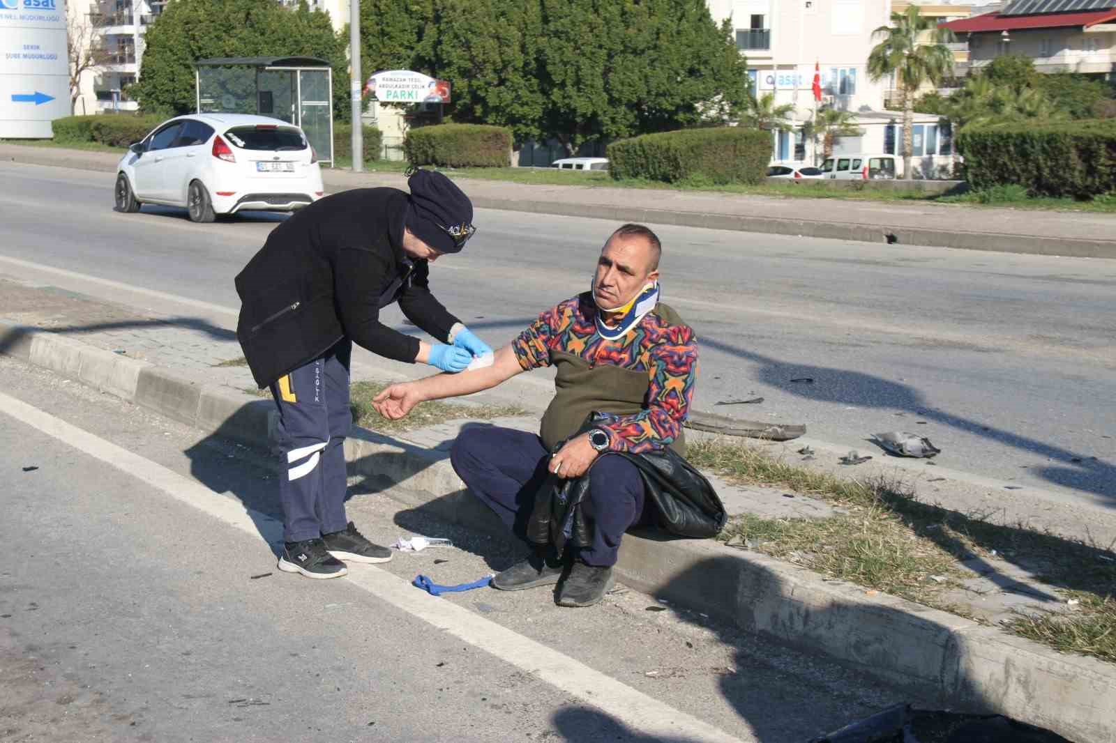 Serik’te iki otomobil çarpıştı:2 yaralı
