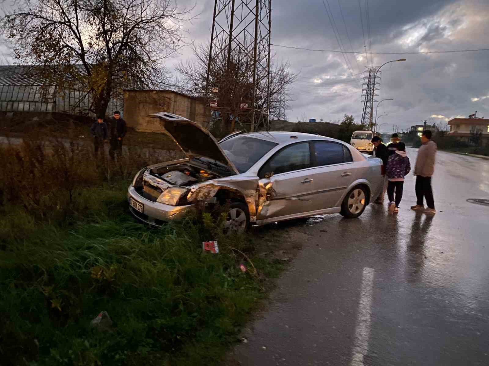 Serik’te iki otomobilin karıştığı kazada 1 kişi yaralandı
