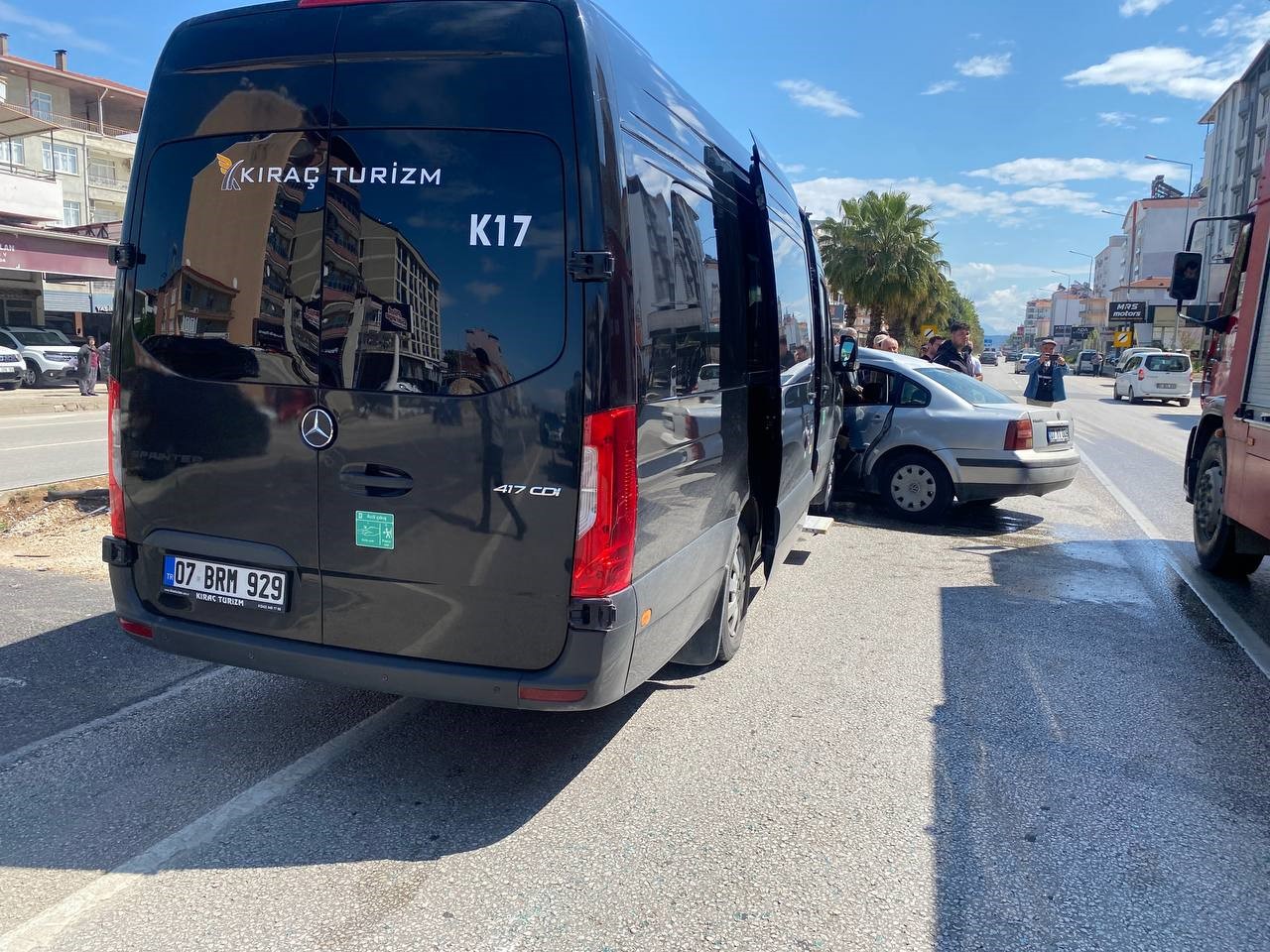 Serik’te tur minibüsü ile otomobil çarpıştı: 2 yaralı
