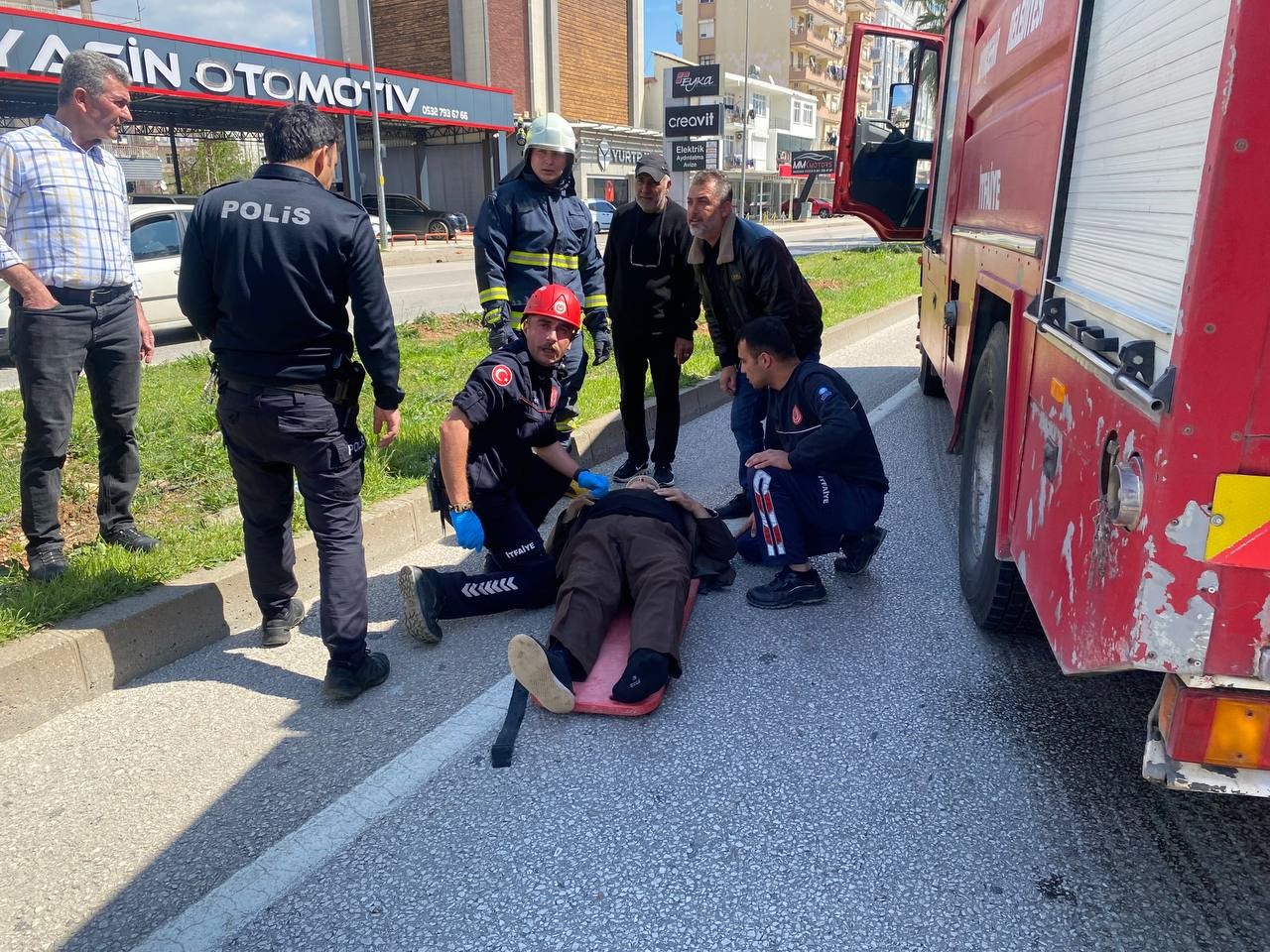 Serik’te tur minibüsü ile otomobil çarpıştı: 2 yaralı
