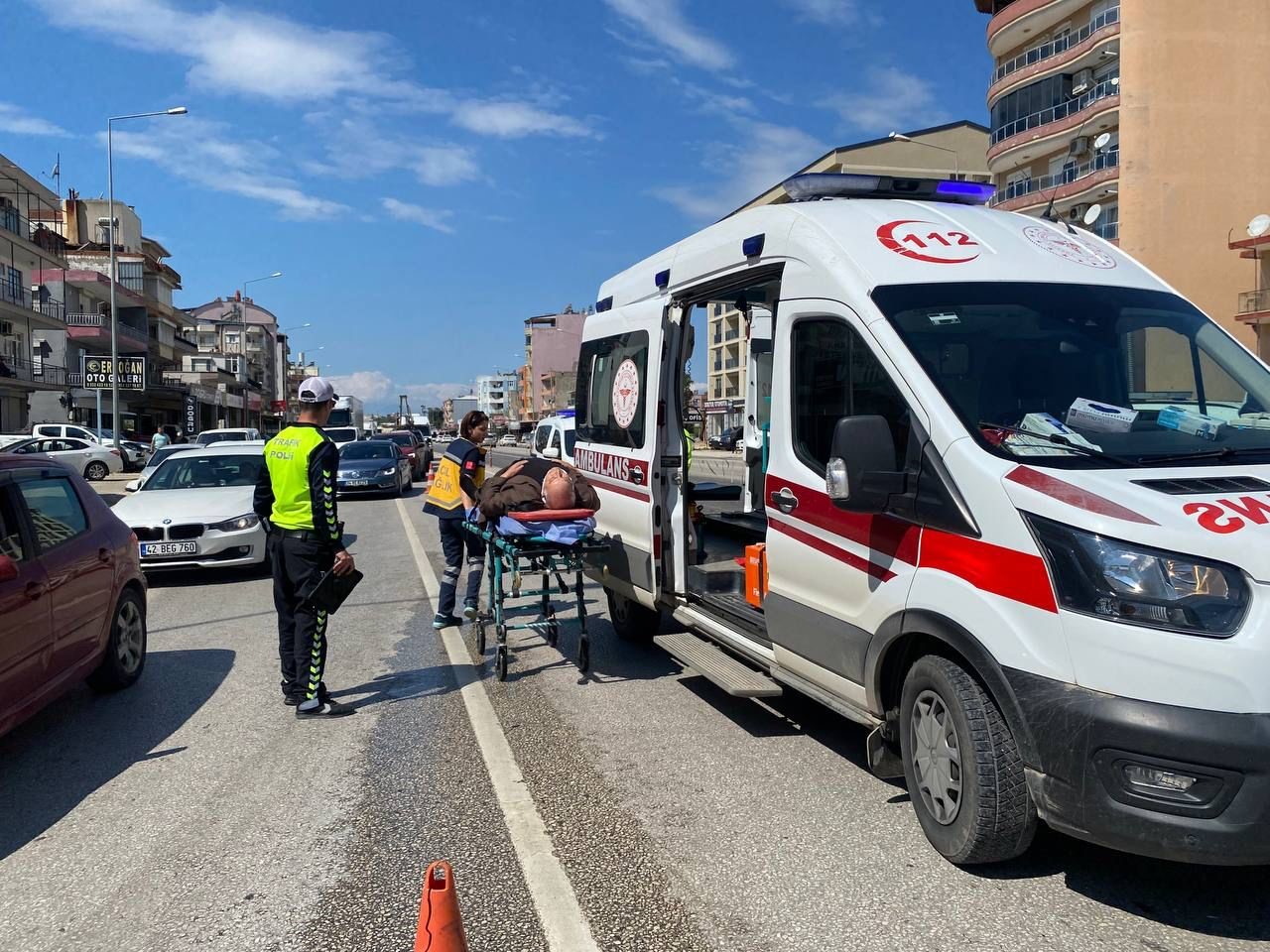 Serik’te tur minibüsü ile otomobil çarpıştı: 2 yaralı
