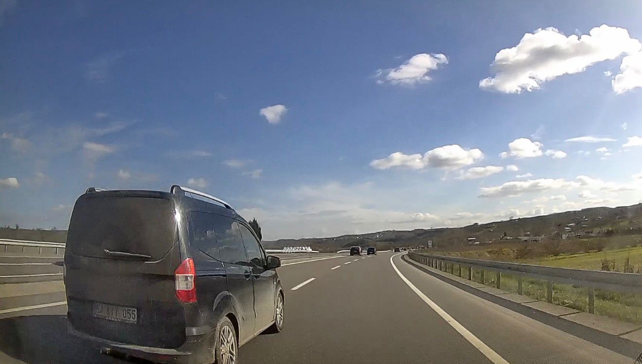 Şerit ihlali yaparak aracı silme geçti: Kazaya davetiye çıkaran sürücü canları hiçe saydı
