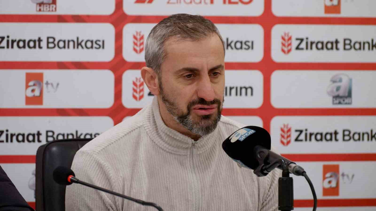 Serkan Özbalta: "Bizim için kazanımları oldukça yüksek, olumlu bir maç oldu"
Serkan Özbalta: "Bizim için kazanımları oldukça yüksek, olumlu bir maç oldu"