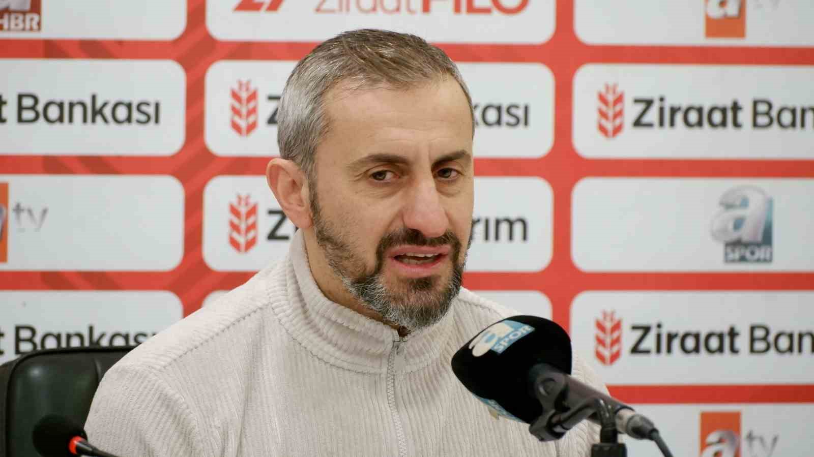 Serkan Özbalta: "Bizim için kazanımları oldukça yüksek, olumlu bir maç oldu"
Serkan Özbalta: "Bizim için kazanımları oldukça yüksek, olumlu bir maç oldu"