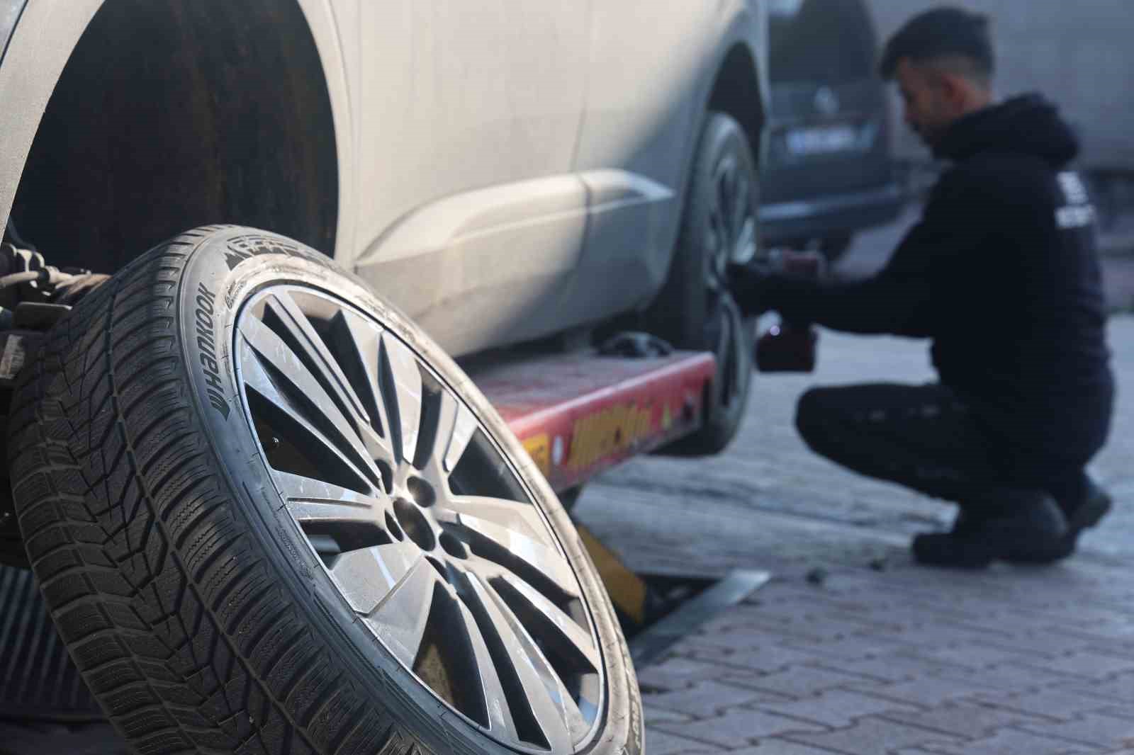 "Sertleşen lastik yol tutmaz" uyarısını dikkate alın
"Sertleşen lastik yol tutmaz" uyarısını dikkate alın