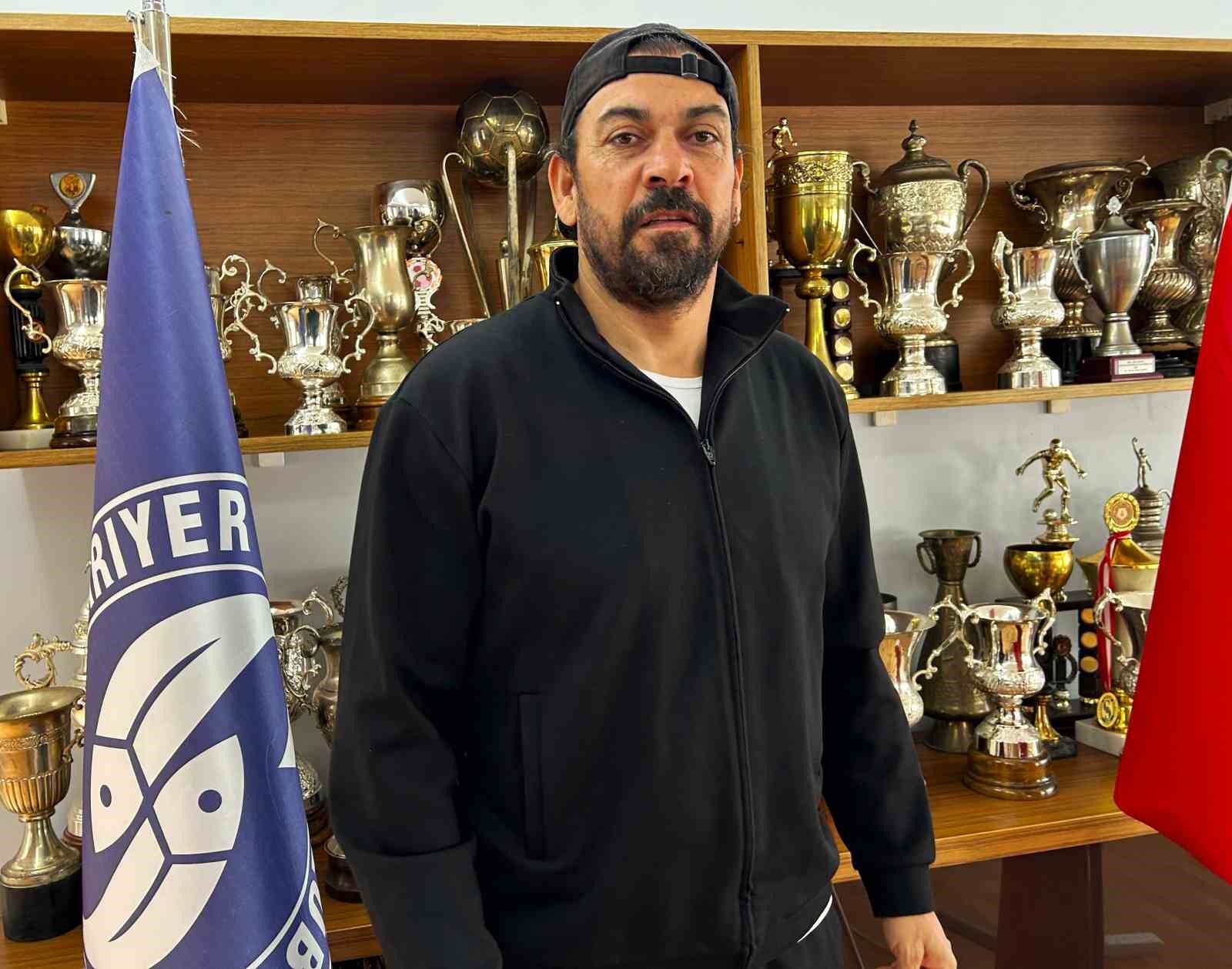 Servet Çetin: "Takıma birkaç oyuncu katmamız lazım yoksa büyük sıkıntı yaşayacağız"
Servet Çetin: "Takıma birkaç oyuncu katmamız lazım yoksa büyük sıkıntı yaşayacağız"