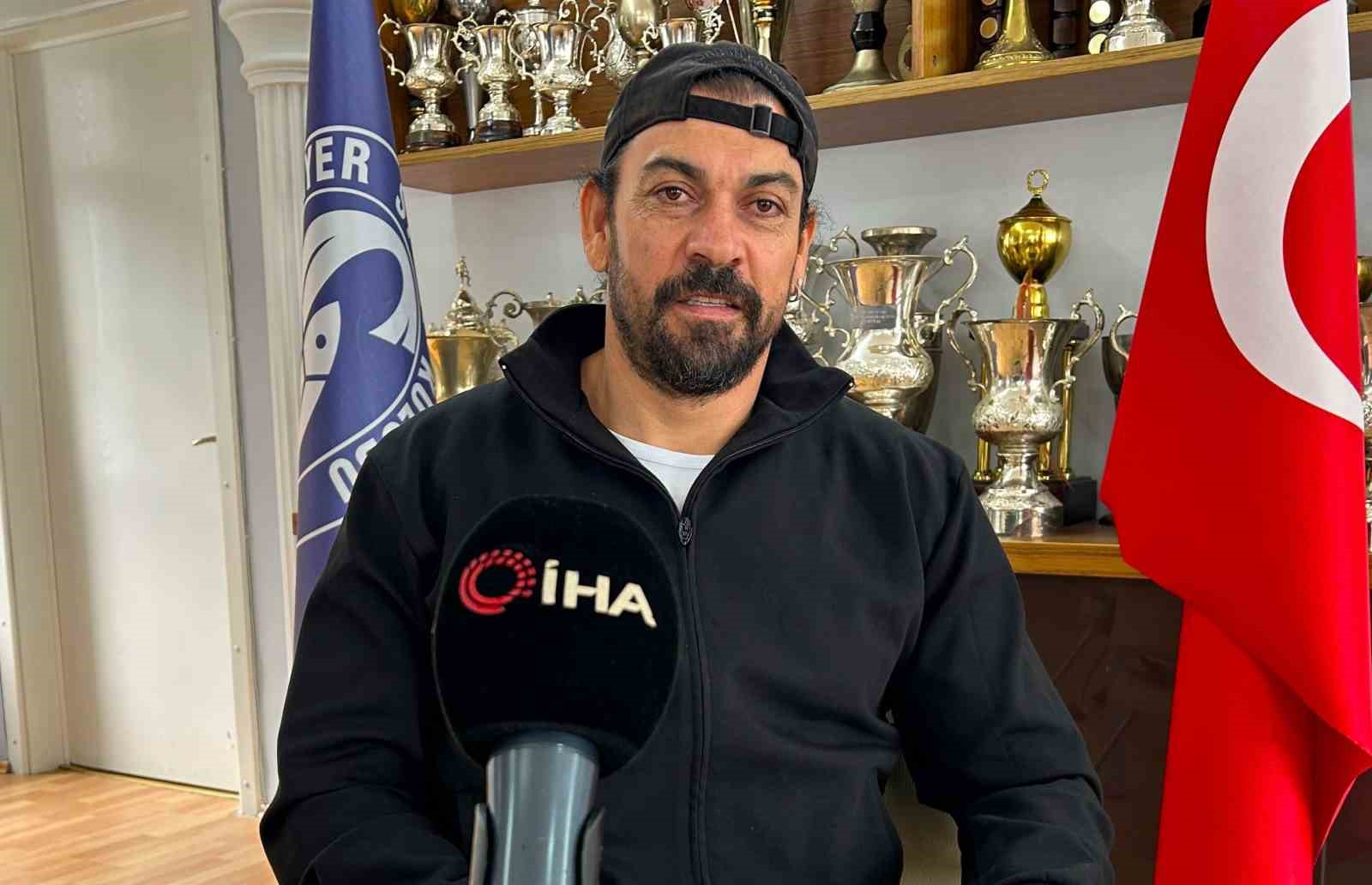 Servet Çetin: "Takıma birkaç oyuncu katmamız lazım yoksa büyük sıkıntı yaşayacağız"
Servet Çetin: "Takıma birkaç oyuncu katmamız lazım yoksa büyük sıkıntı yaşayacağız"