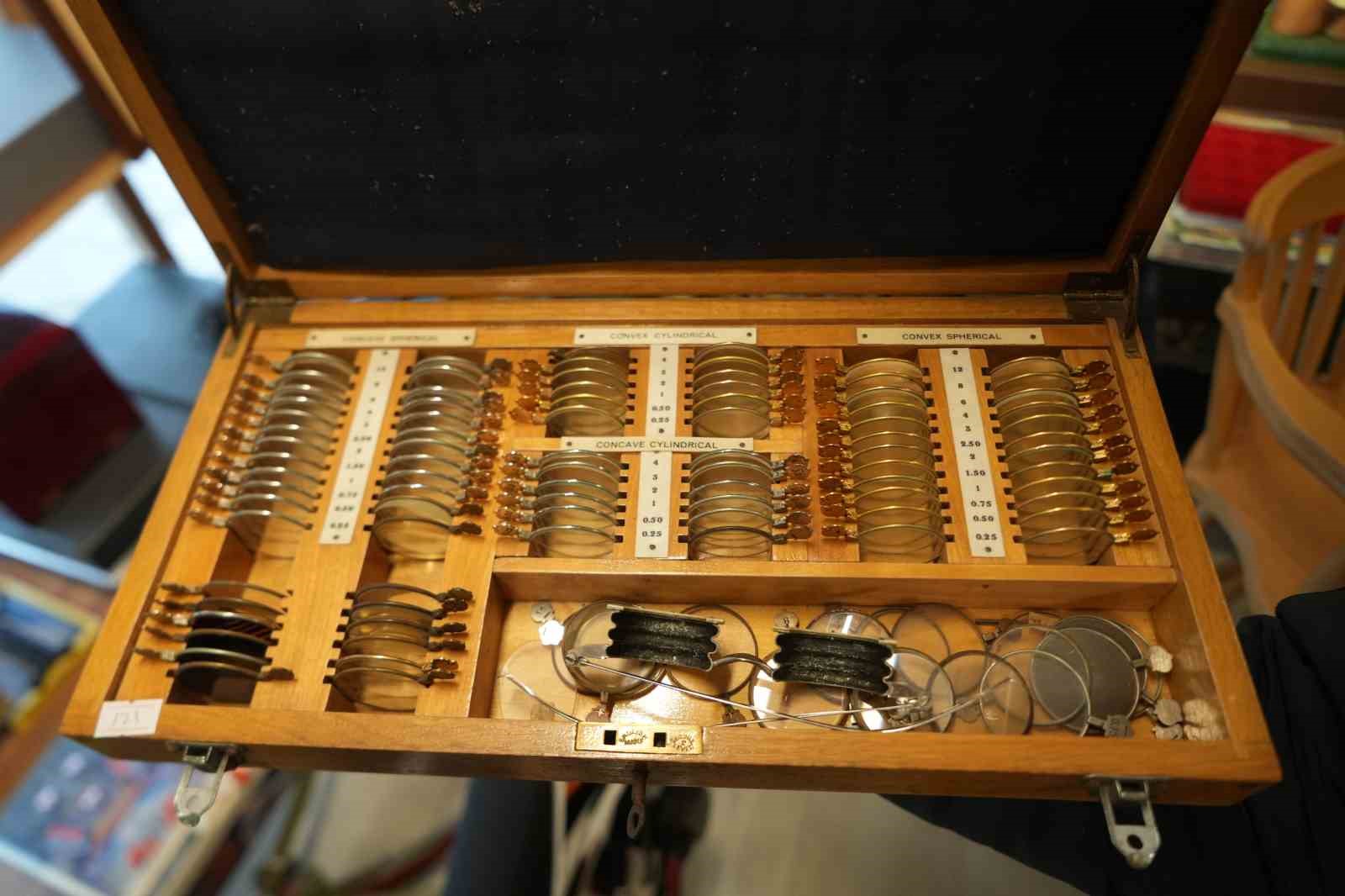 Servet değerindeki çakmaklar görenlerin ilgisini çekiyor
