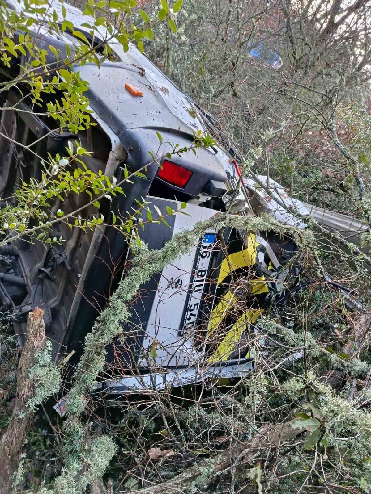 Servis aracı uçuruma yuvarlandı: 1 yaralı
