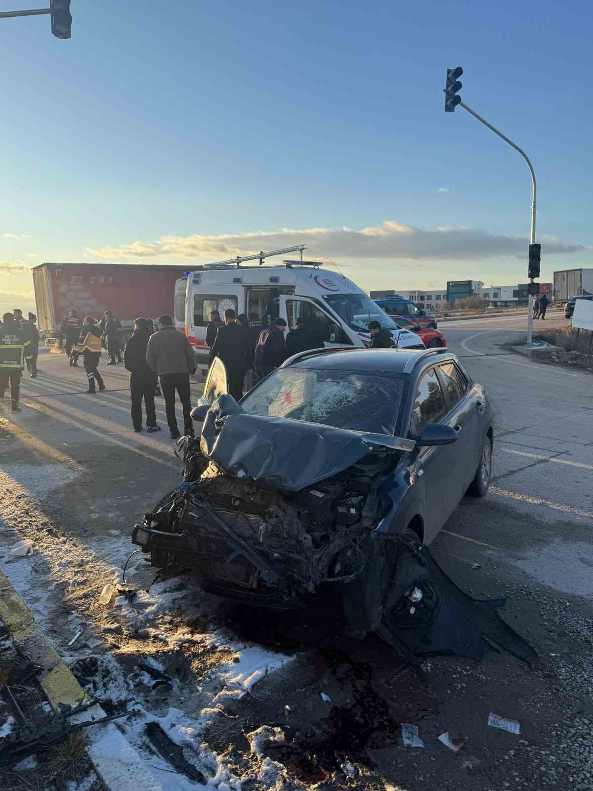 Servis aracıyla otomobil çarpıştı, 18 kişi yaralandı
