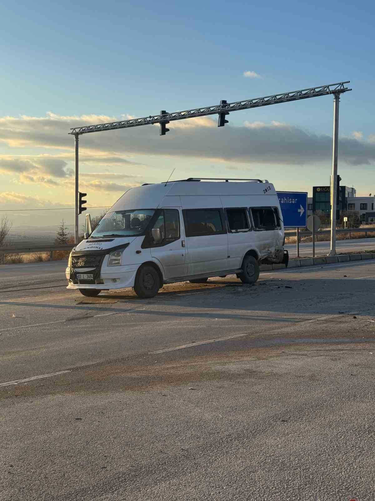 Servis aracıyla otomobil çarpıştı, 18 kişi yaralandı
