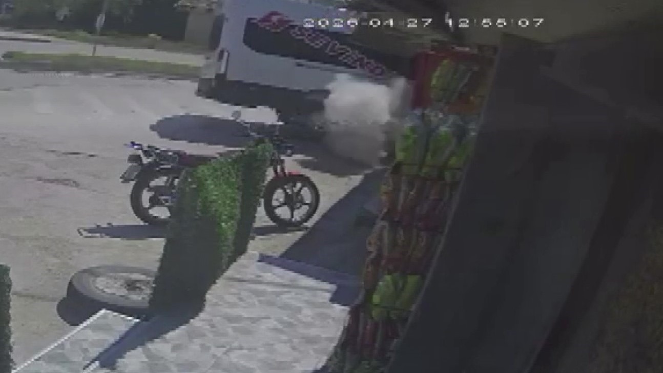 Servis minibüsü kaldırıma çarparak durağı yere serdi: İki genç kızın saniyelerle kurtulduğu kaza anı kamerada
